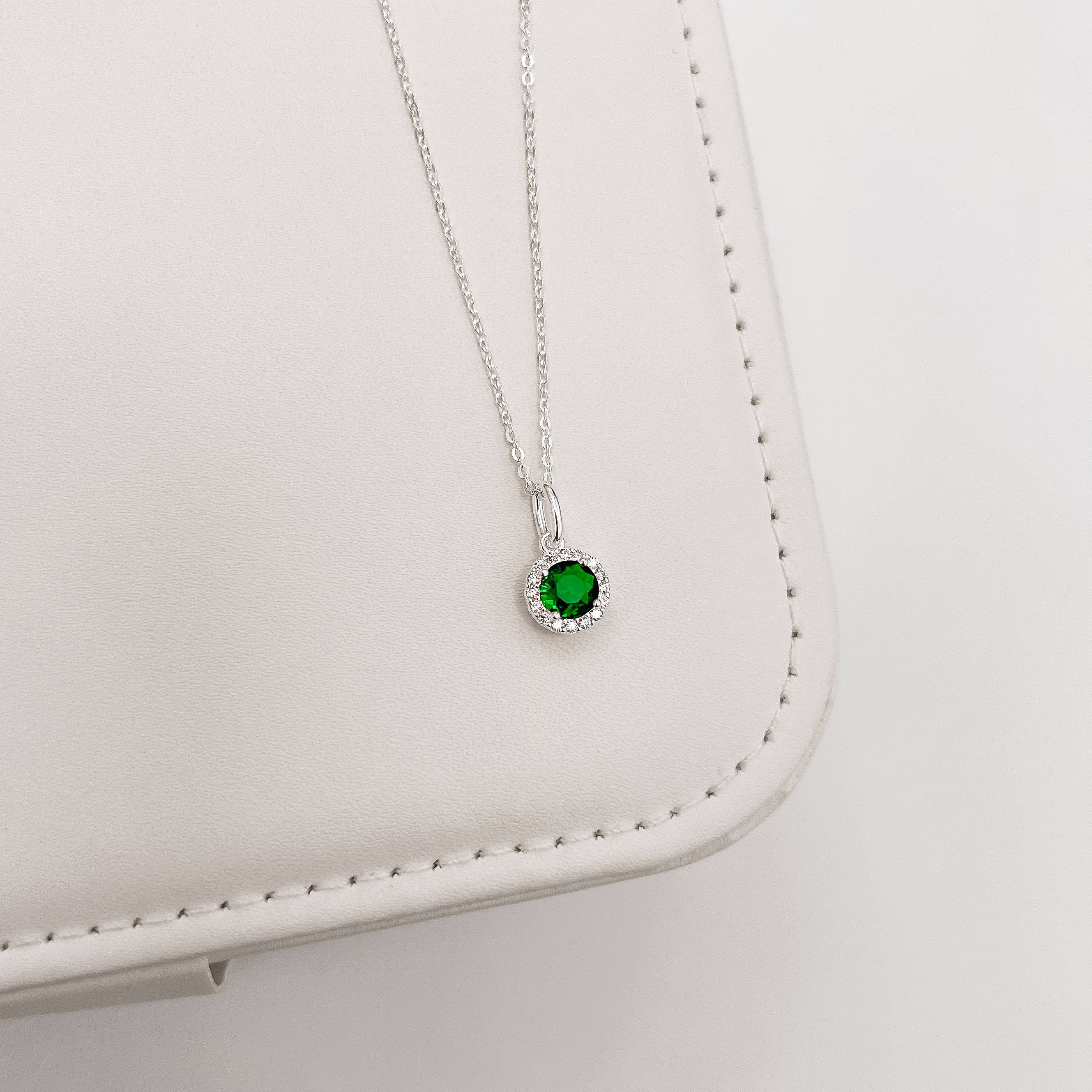 Colar pingente zircônia redonda esmeralda com cravejado 8mm corrente cadeadinho 40cm