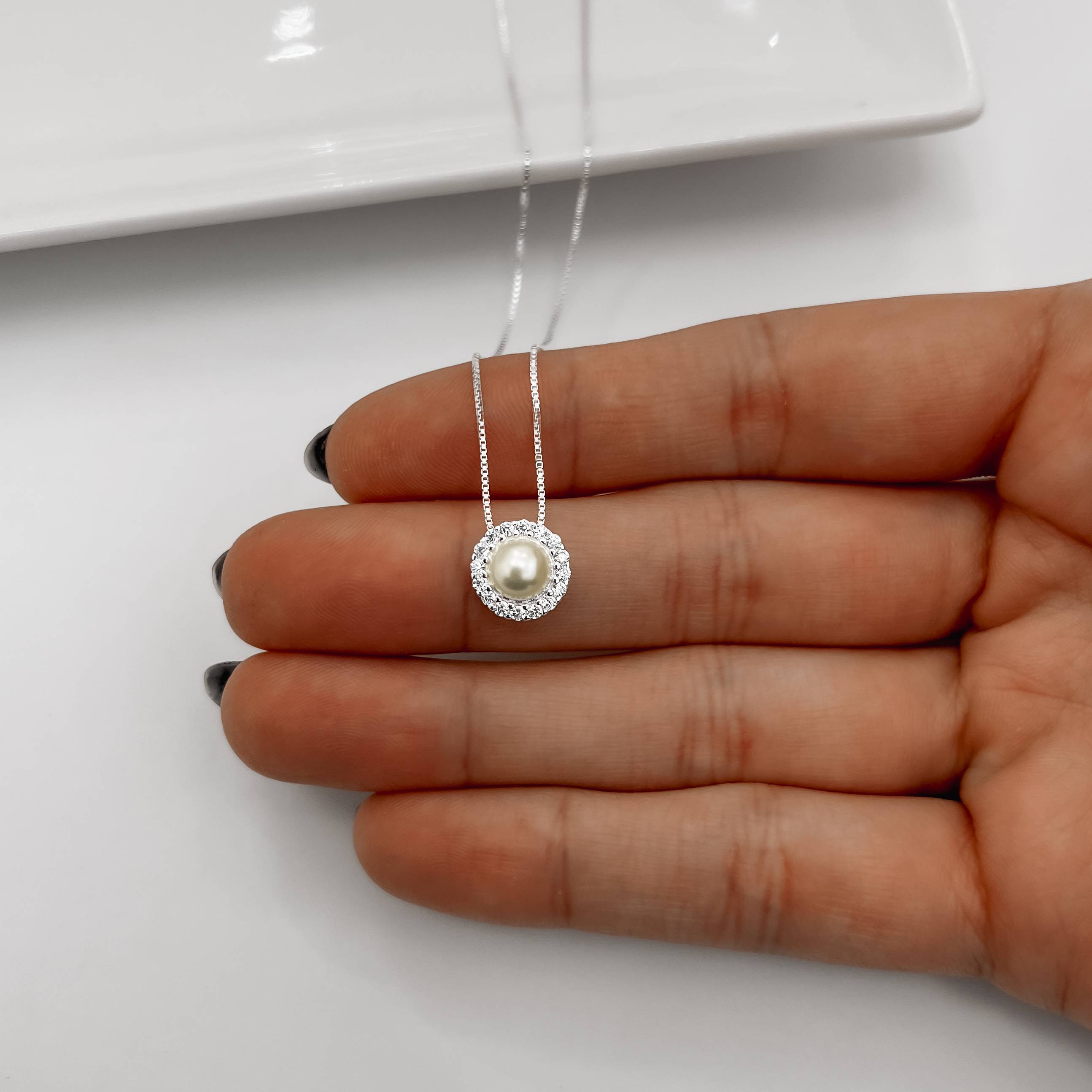 Imagem Secundária Colar pérola com cravejado 10mm caixa alta 40cm