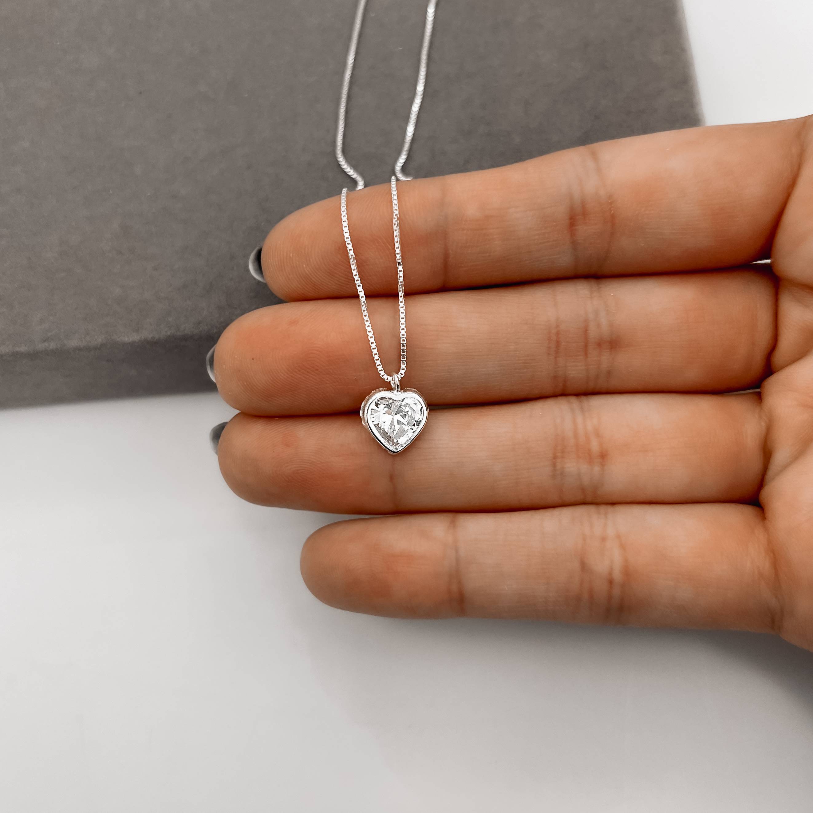 Imagem Colar zircônia coração embutida 8mm 45cm