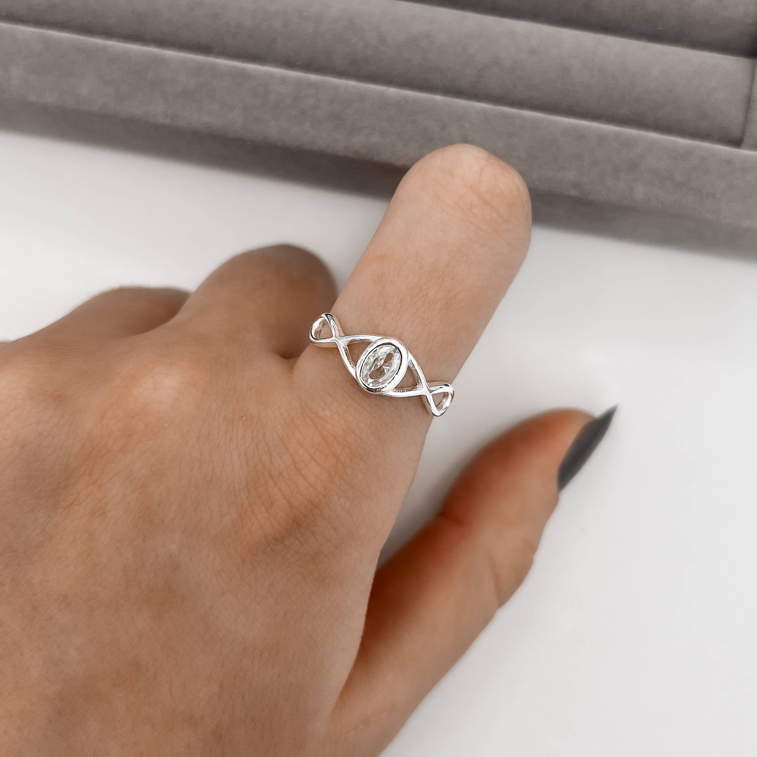 Imagem Anel zircônia oval detalhe vazado