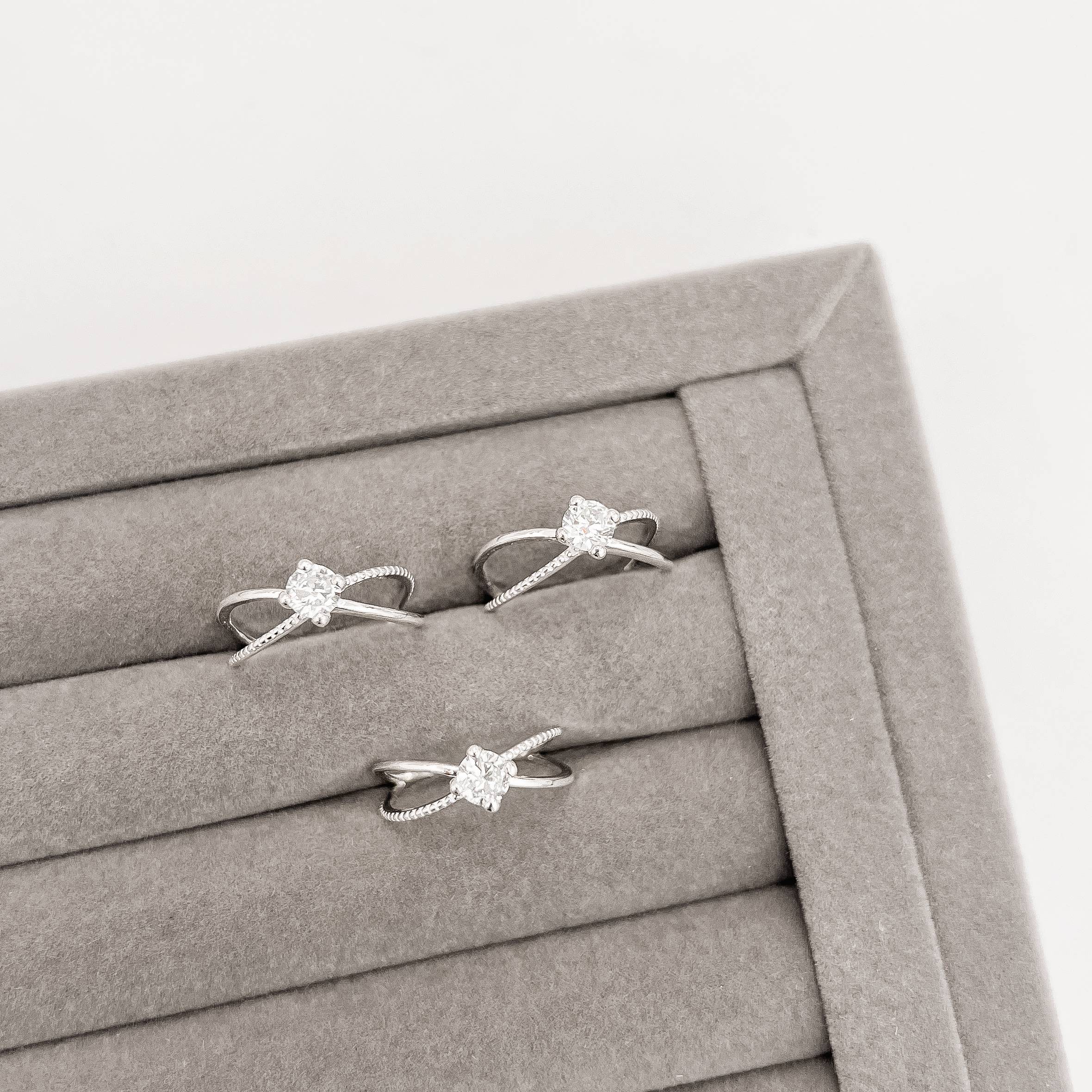 Imagem Anel solitário 2 fios caixa alta