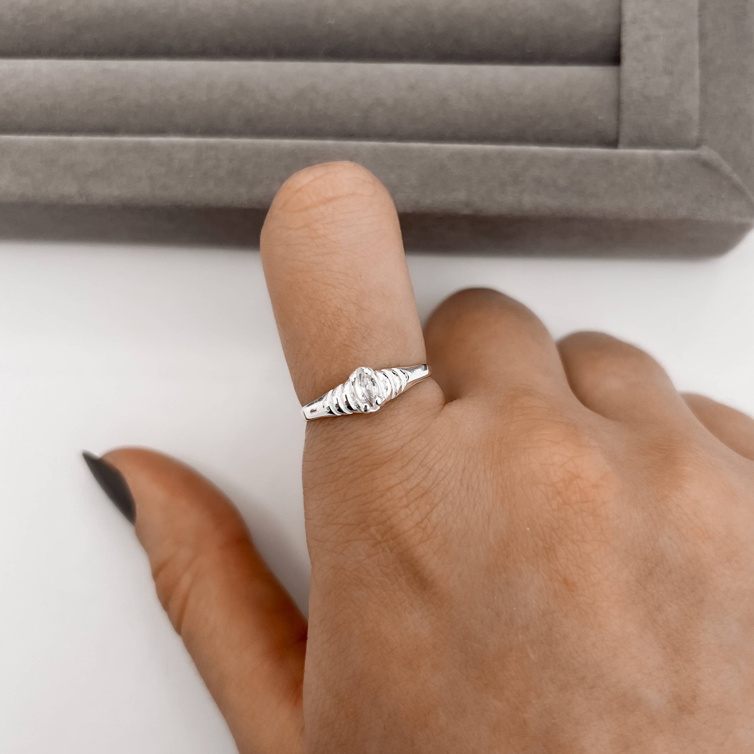 Imagem Secundária Anel solitário navete trabalhado