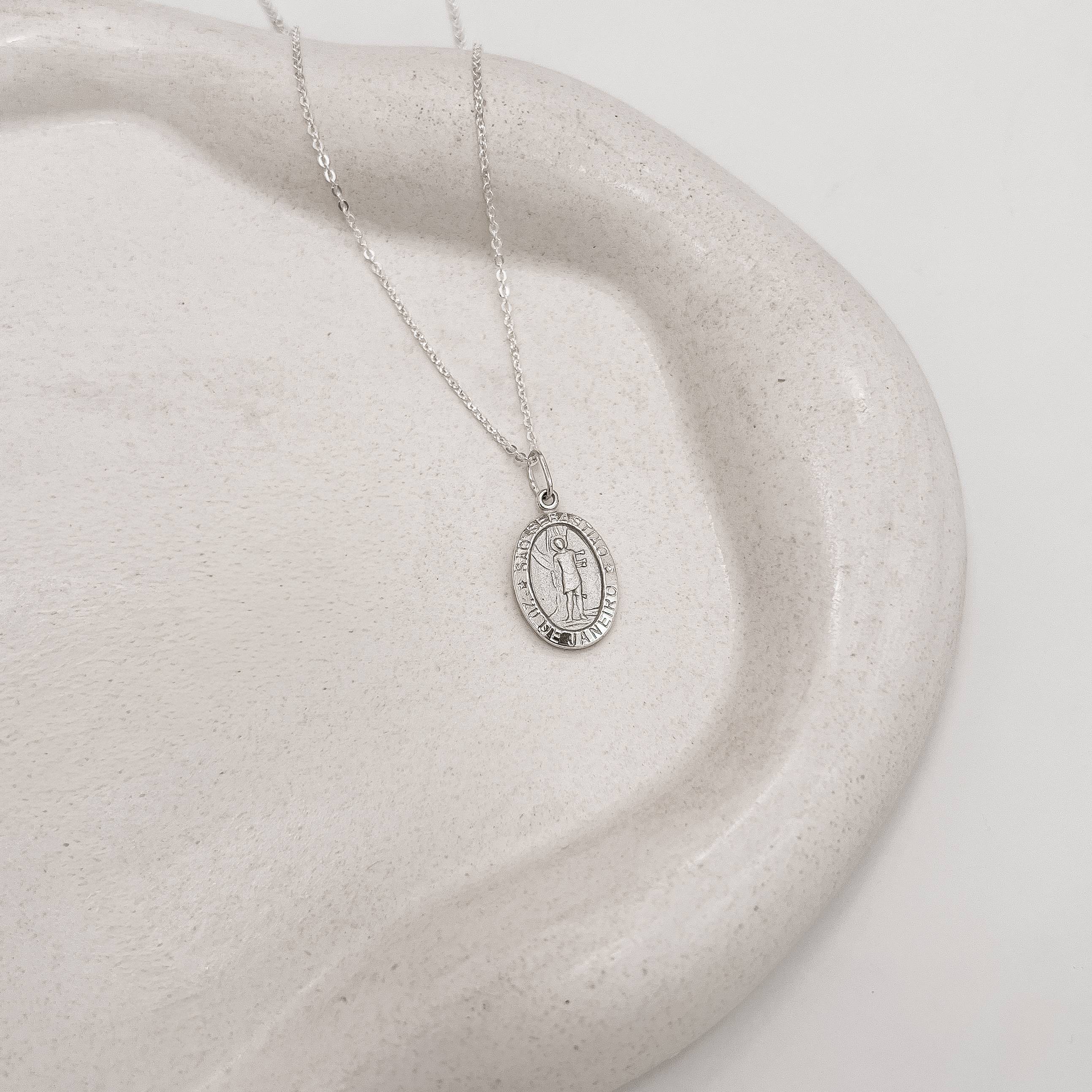 Imagem Colar pingente medalha dupla face São Sebastião e cruz 16mm corrente cadeadinho 45cm