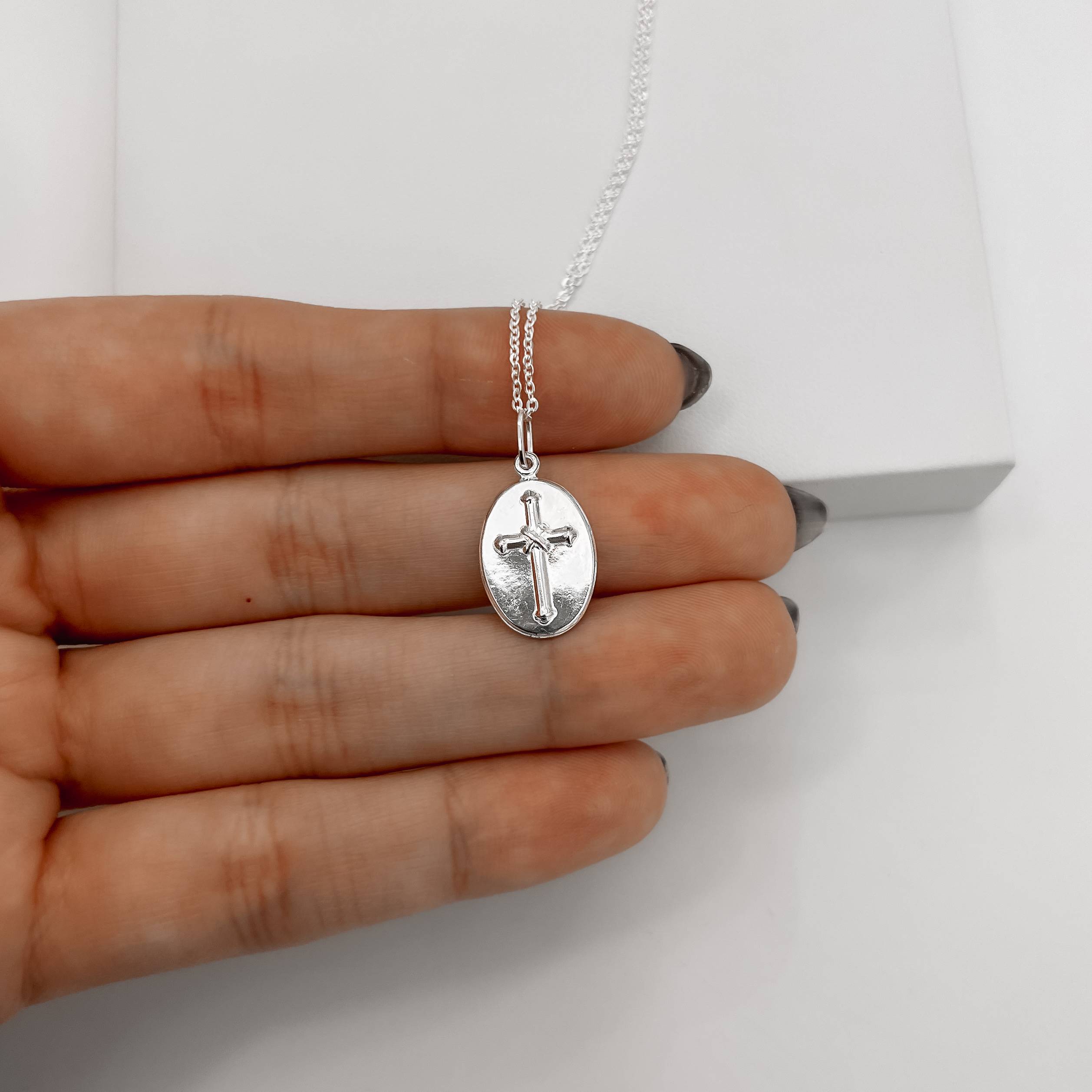 Imagem Secundária Colar pingente medalha dupla face São Benedito e cruz 16mm corrente cadeadinho 45cm