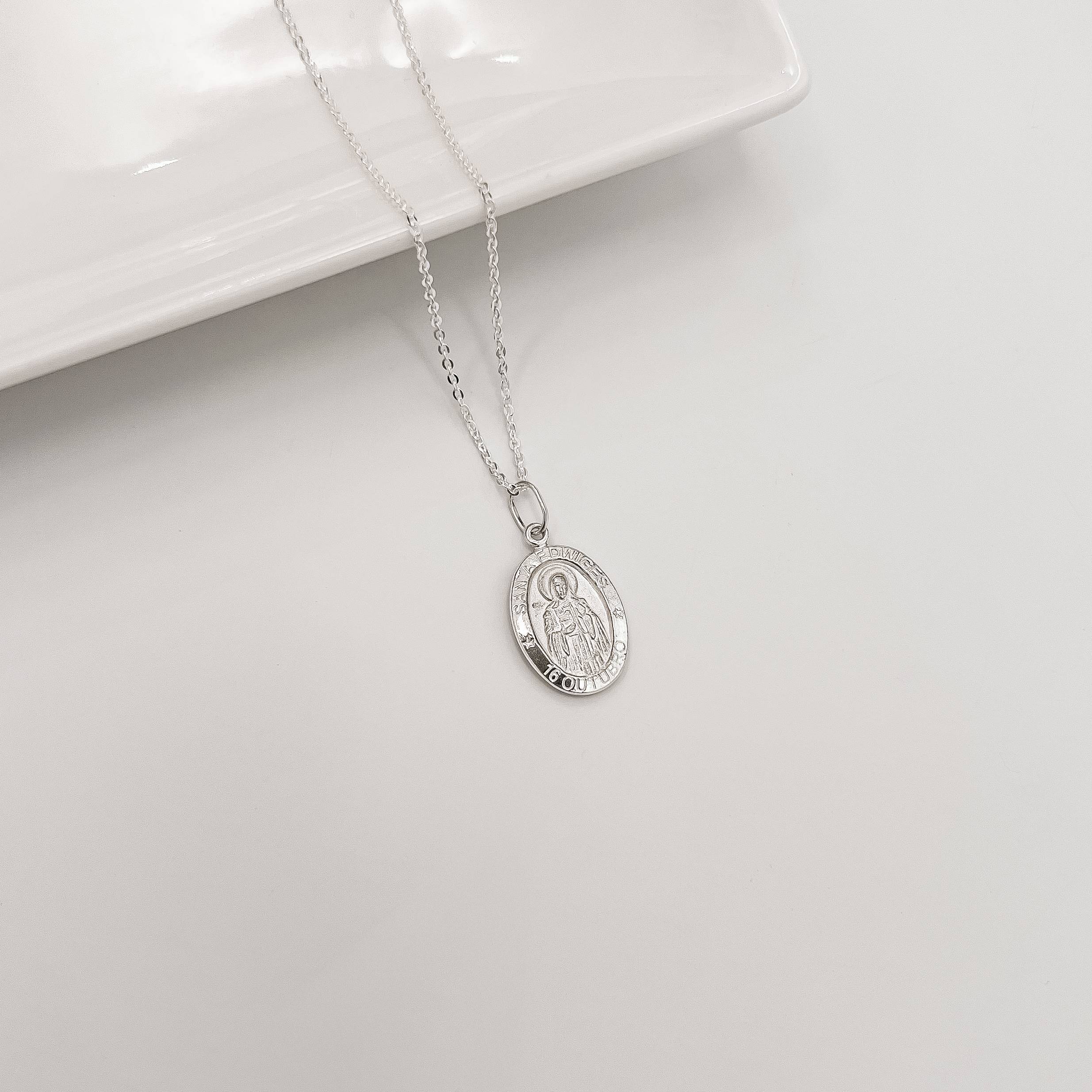 Imagem Colar pingente medalha dupla face Santa Edwiges e cruz 16mm corrente cadeadinho 45cm