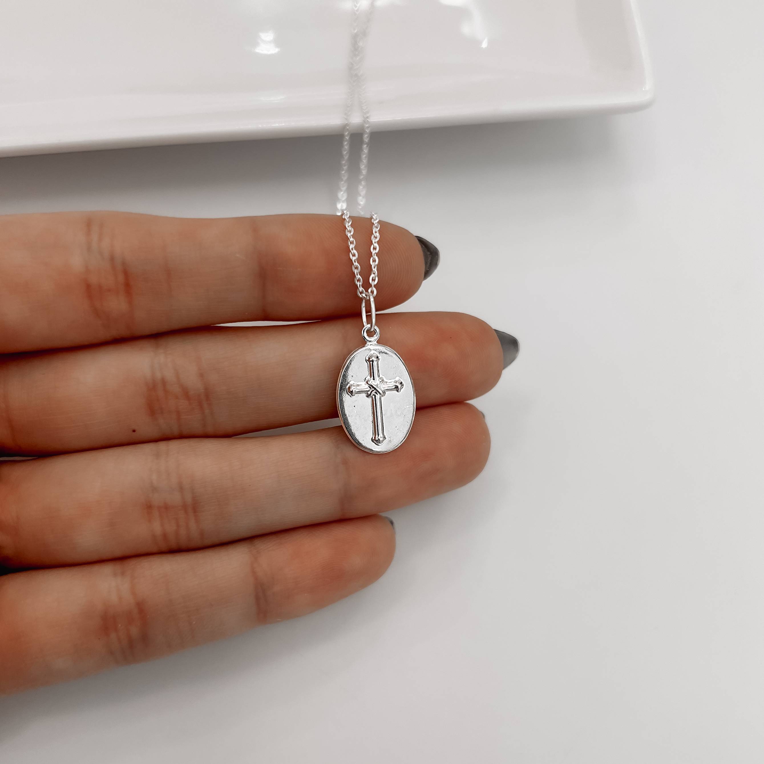 Imagem Secundária Colar pingente medalha dupla face Santa Edwiges e cruz 16mm corrente cadeadinho 45cm