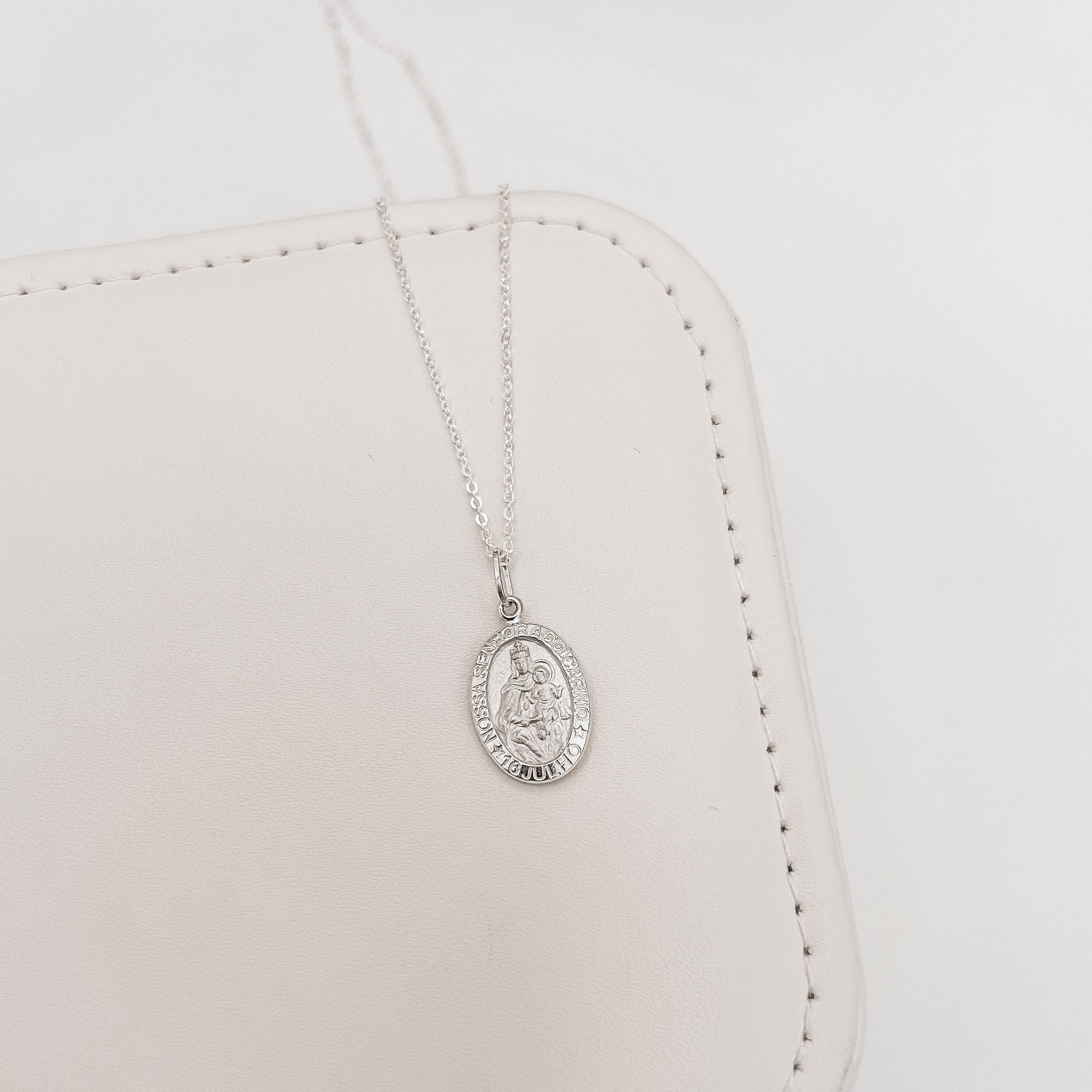 Colar pingente medalha dupla face Nsa. Sra. do Carmo e cruz 16mm corrente cadeadinho 45cm