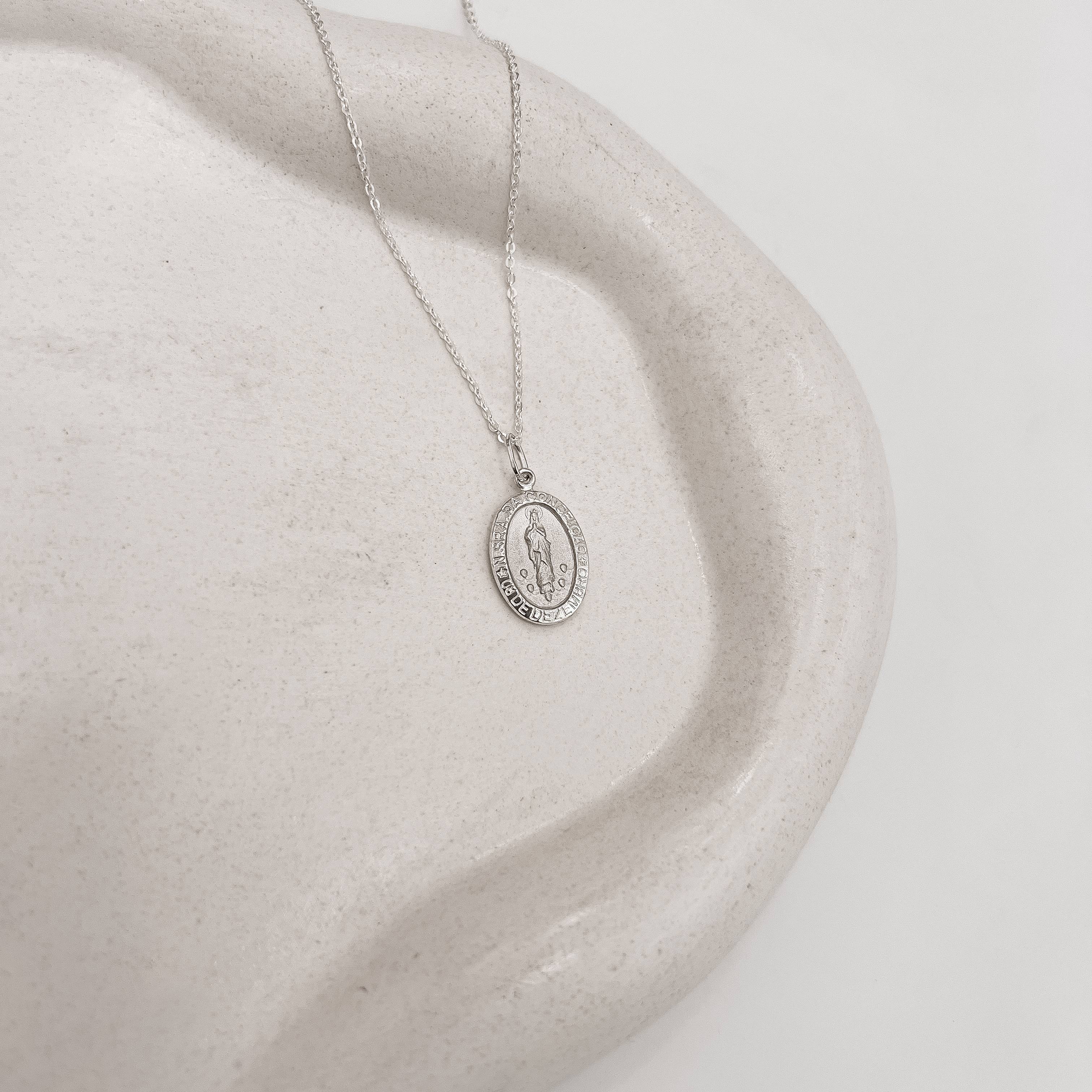 Imagem Colar pingente medalha dupla face Nsa. Sra. da Conceição e cruz 16mm corrente cadeadinho 45cm