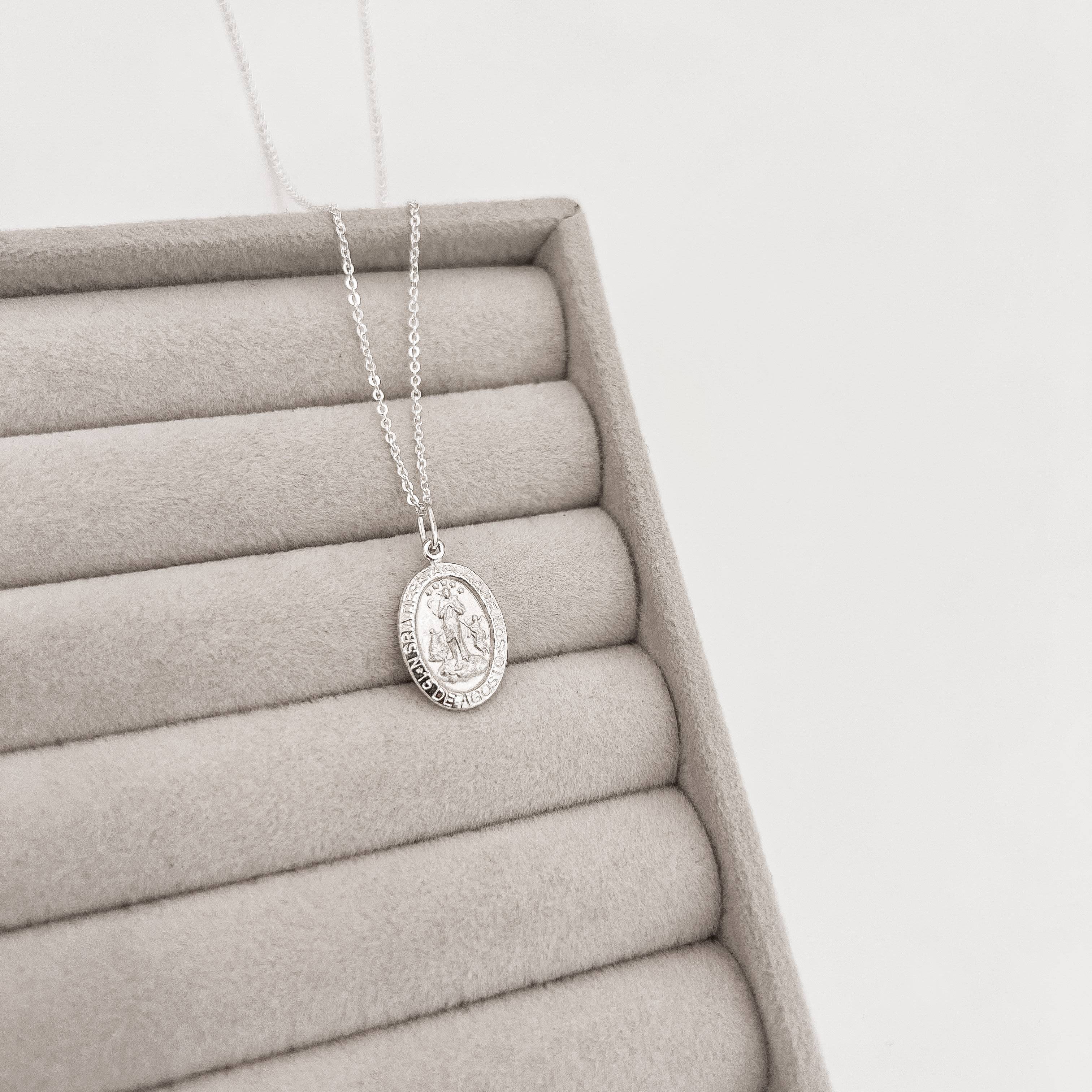 Imagem Secundária Colar pingente medalha dupla face Nsa. Sra. Desatadora de Nós e cruz 16mm corrente cadeadinho 45cm