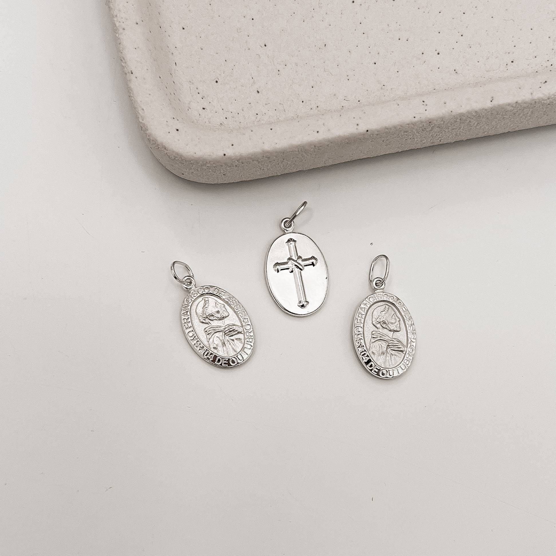 Pingente medalha dupla face São Francisco de Assis e cruz 16mm 