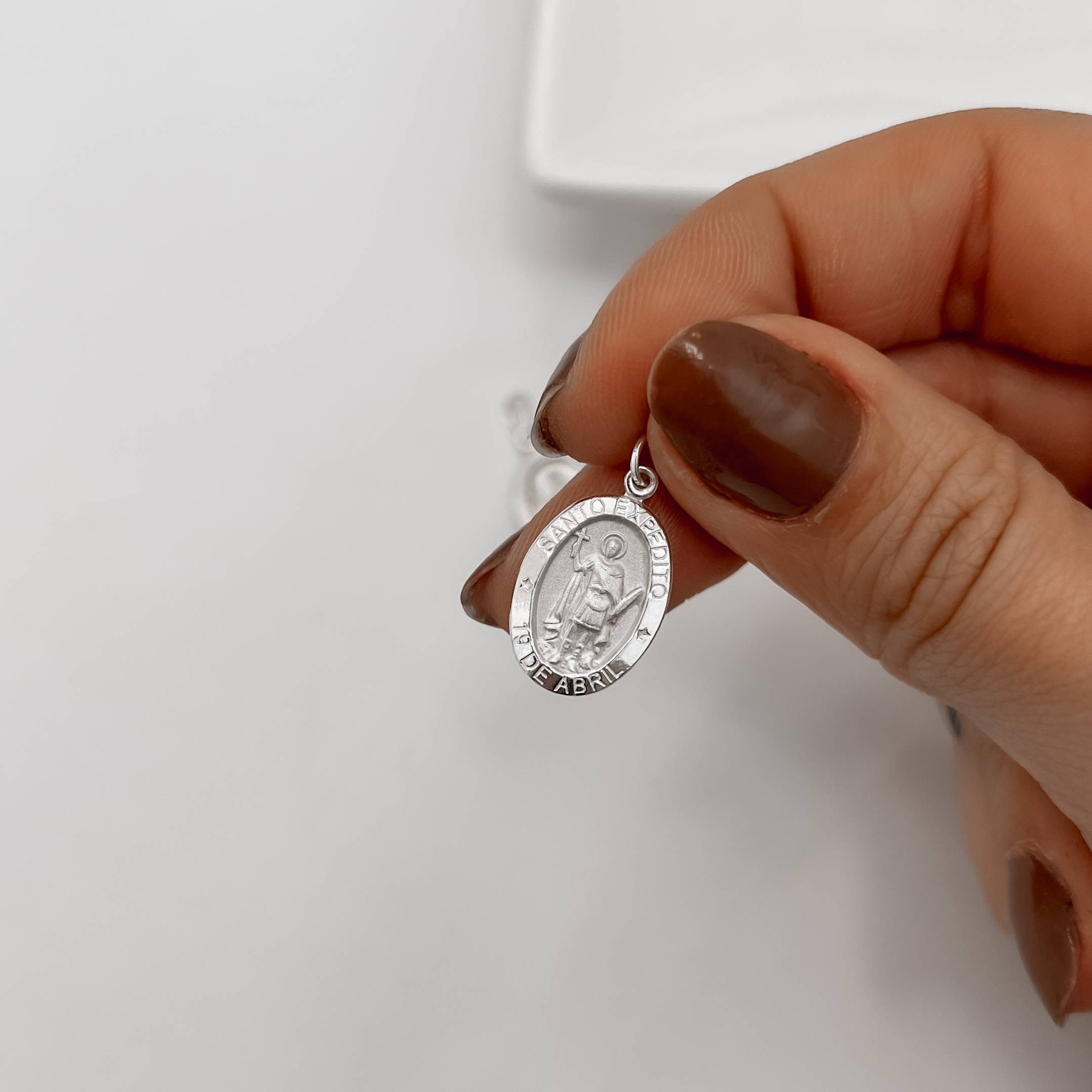 Pingente medalha dupla face Santo Expedito e cruz 16mm 