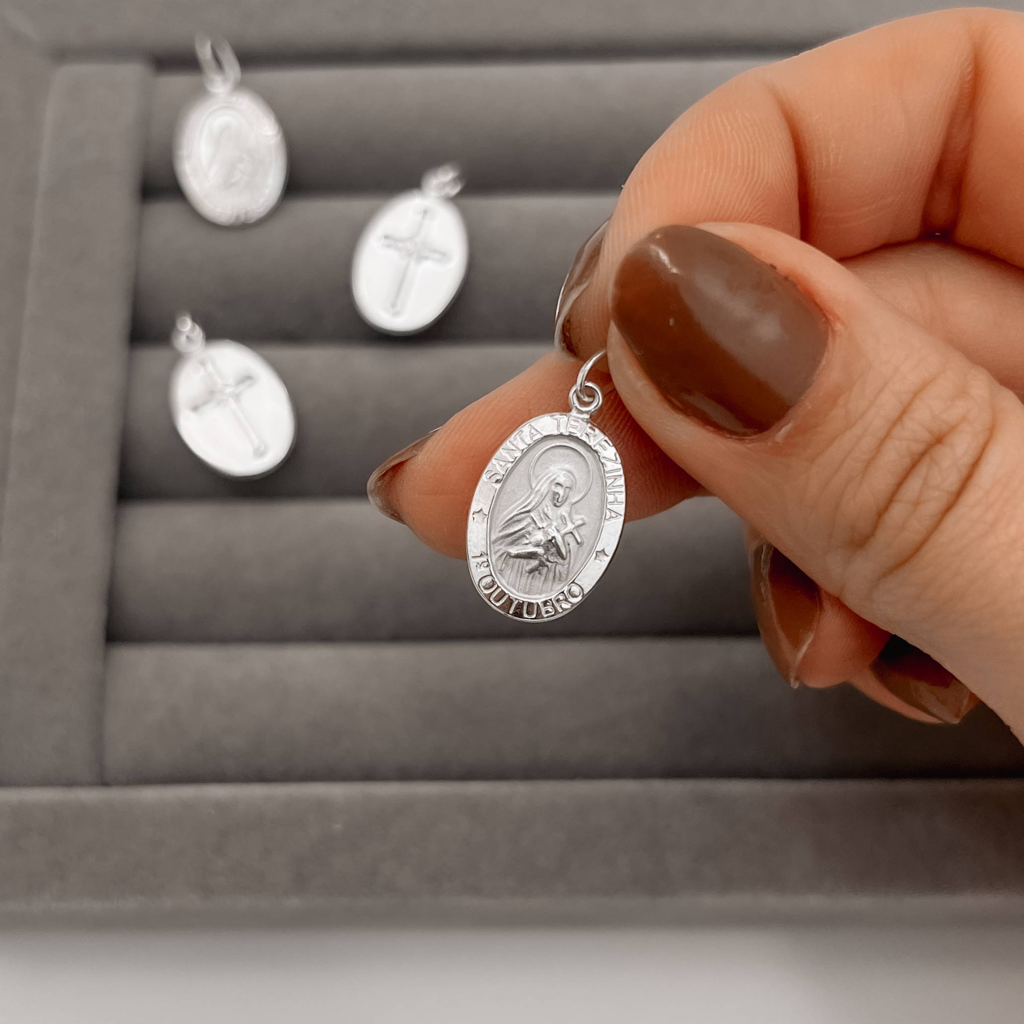 Pingente medalha dupla face Santa Terezinha e cruz 16mm 