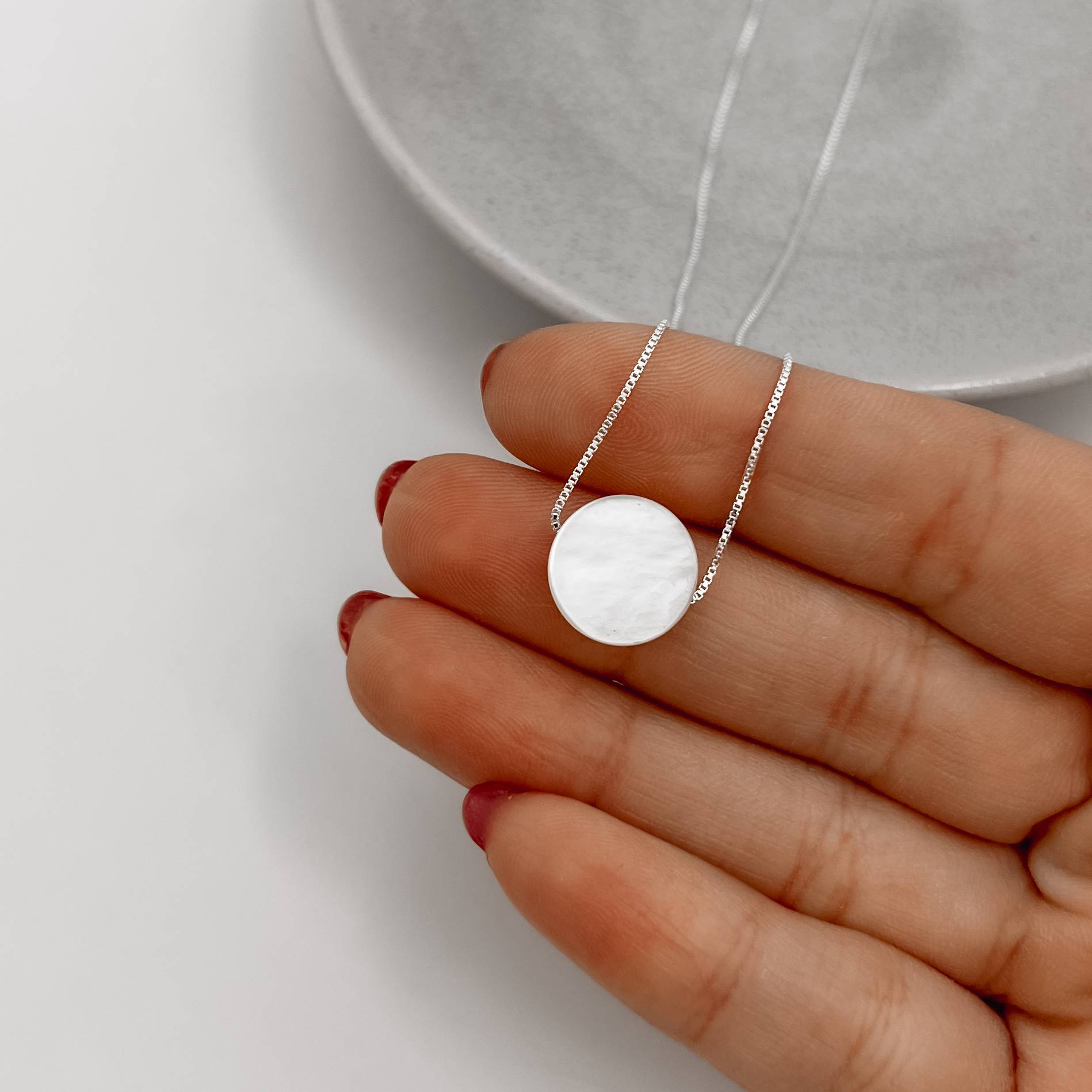 Imagem Secundária Colar círculo madrepérola 12mm 45cm