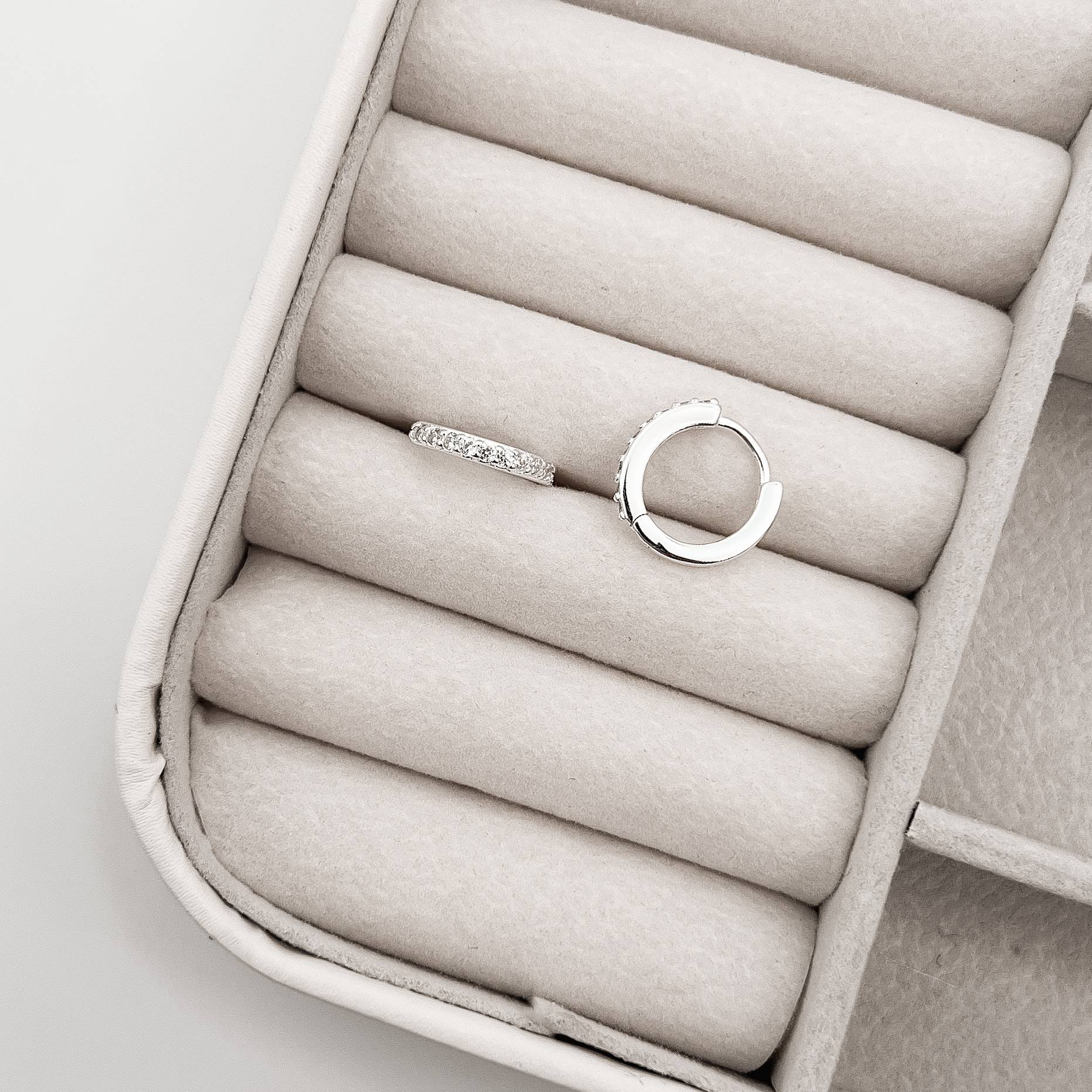 Imagem Secundária Argola click cravejada 13mm cristal