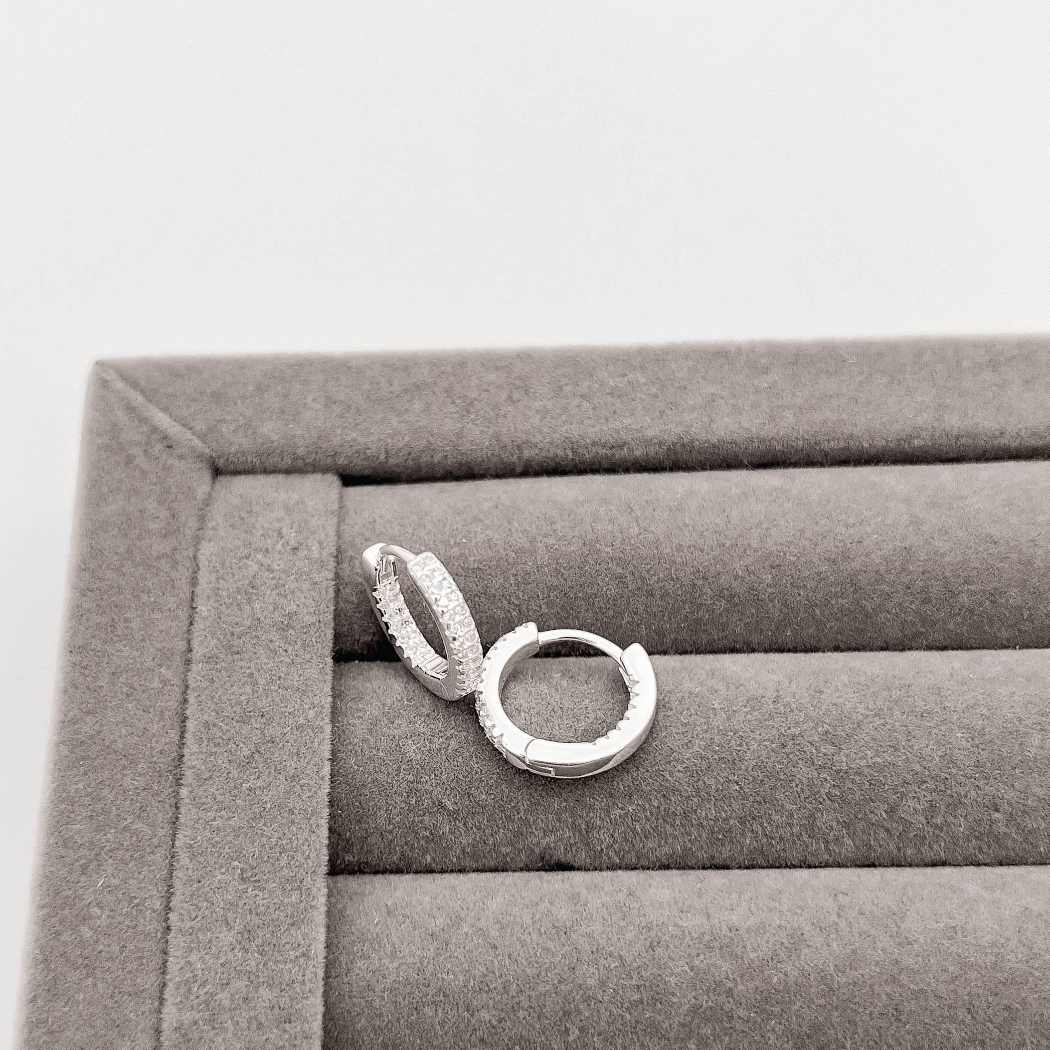 Argola click 13mm frente e interior cravejado duplo