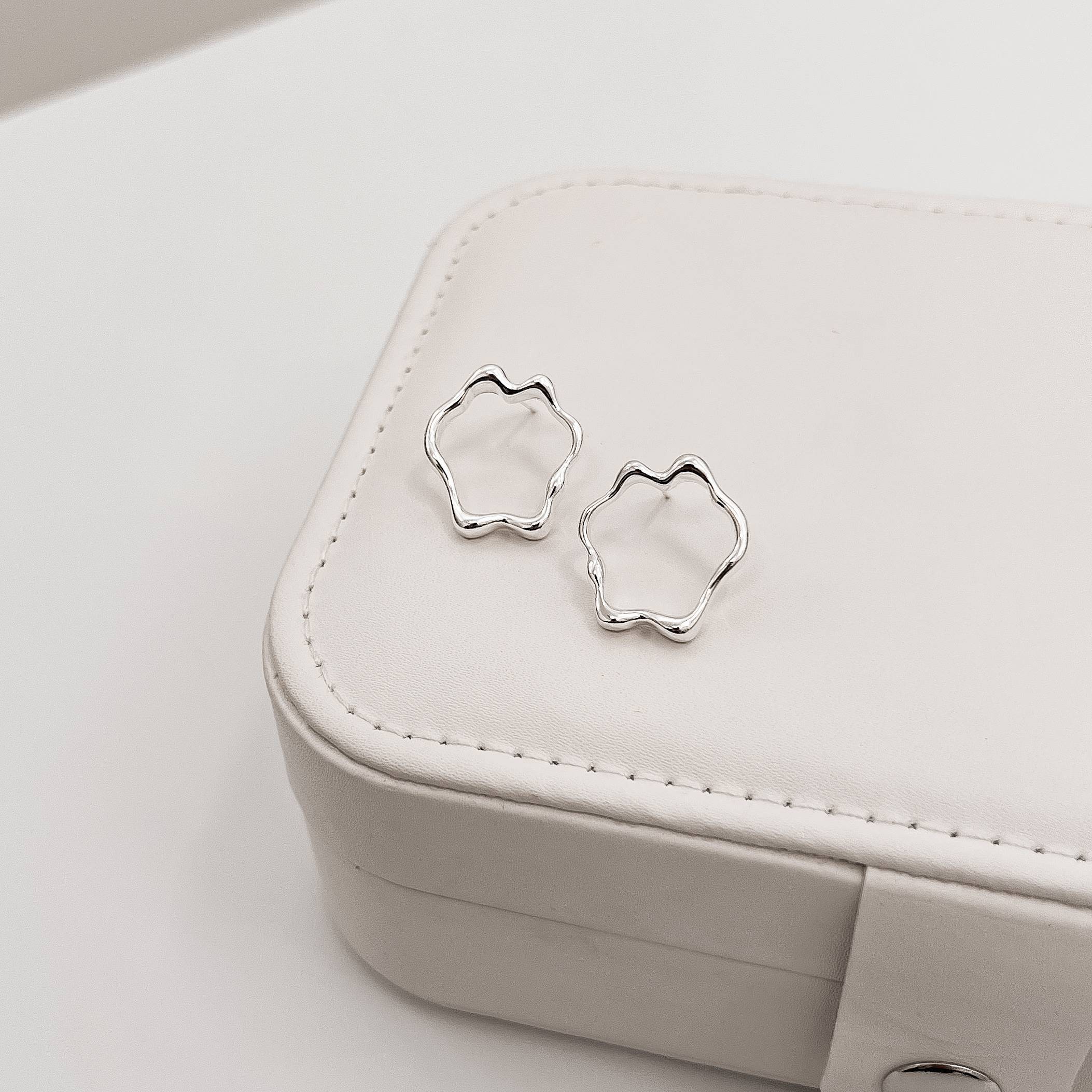 Imagem Brinco assimétrico ondulado vazado 20mm