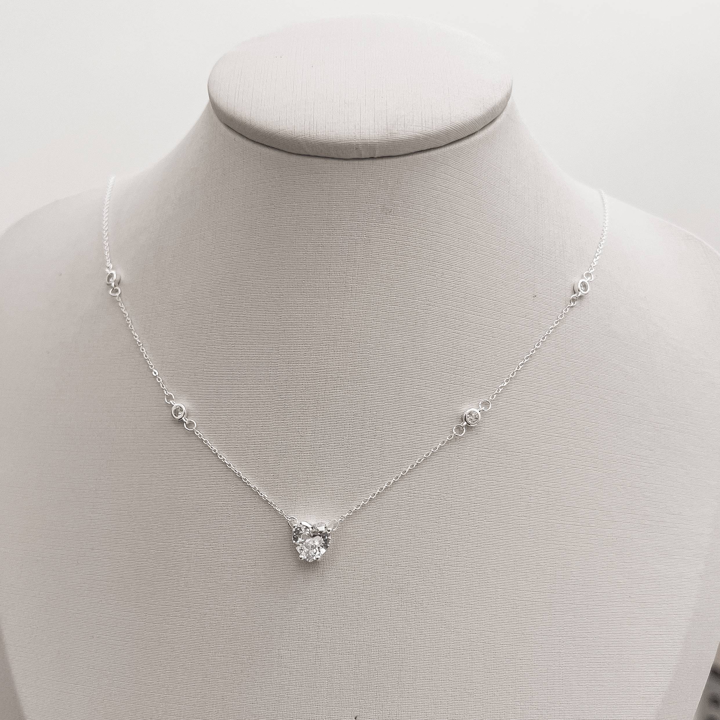 Imagem Colar entremeios zircônias redonda e coração 8mm 40+5cm