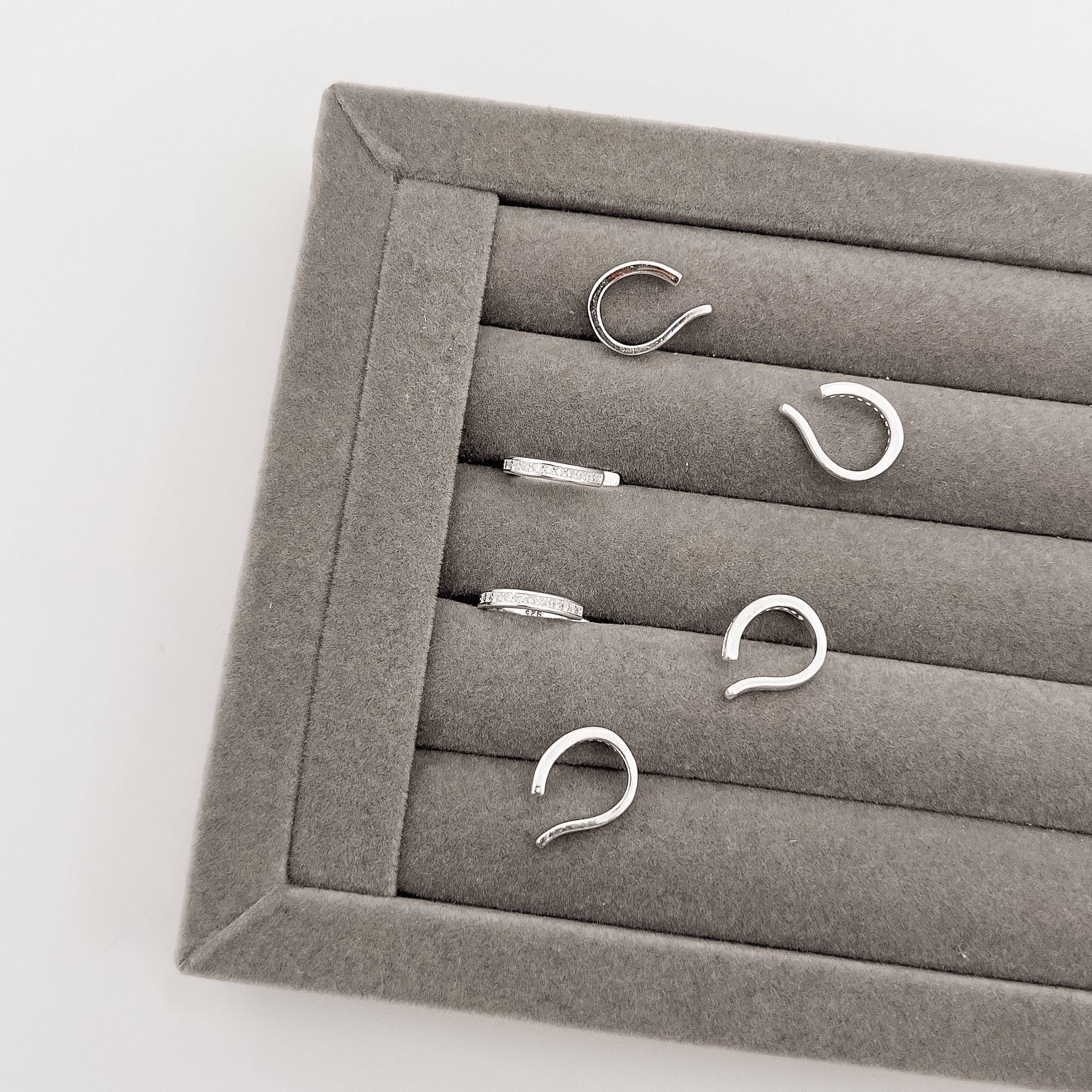 Piercing fake argola rígida cravejada 