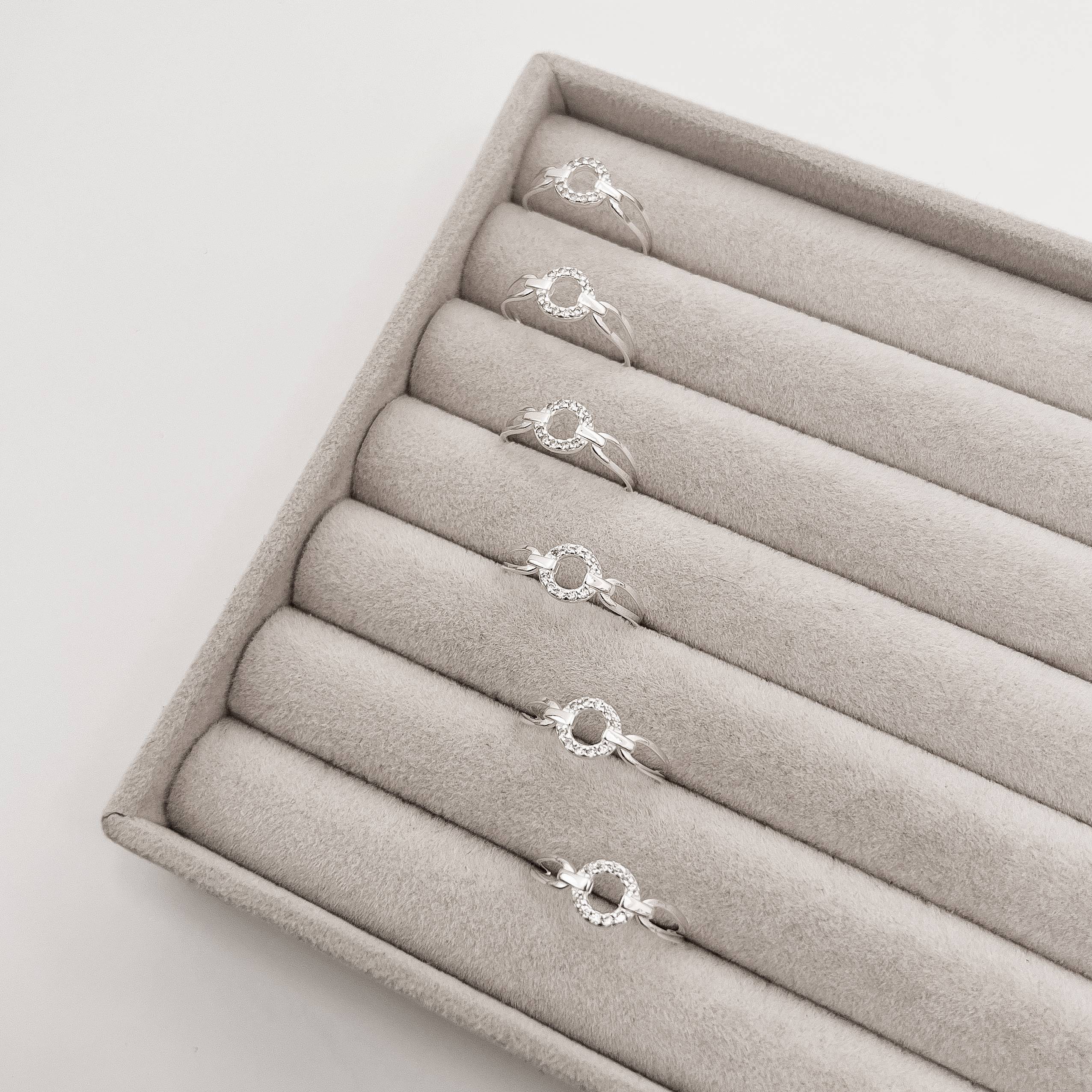 Imagem Anel círculo vazado cravejado com elos