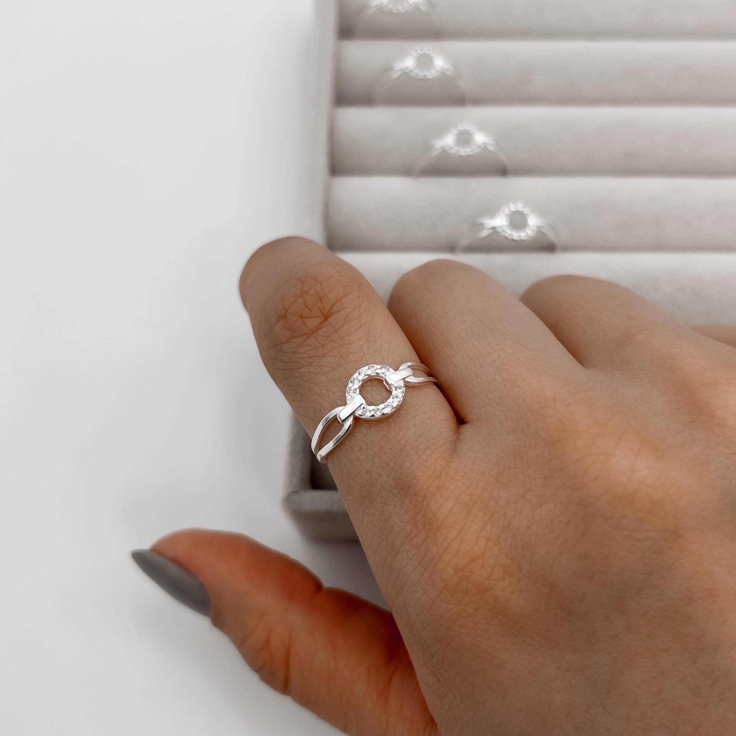 Imagem Secundária Anel círculo vazado cravejado com elos