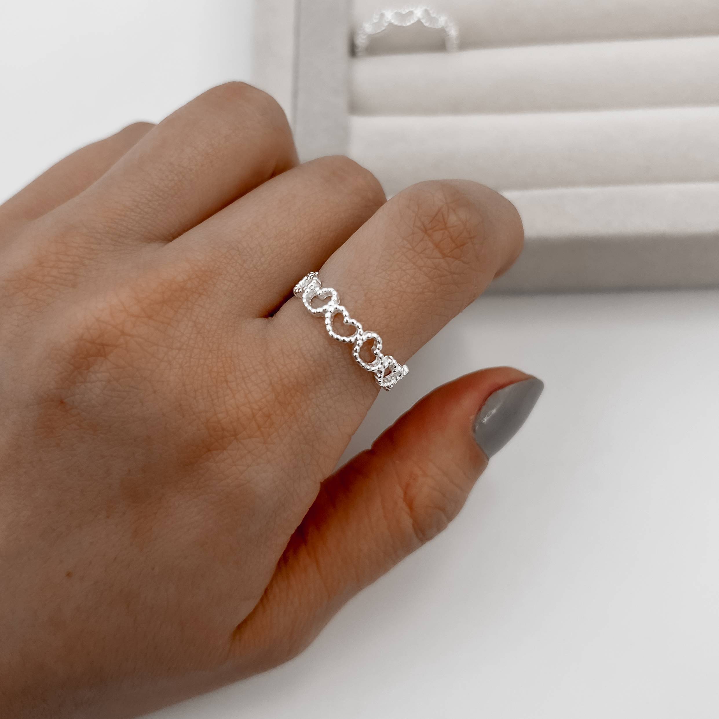 Anel corações vazados detalhe bolinha