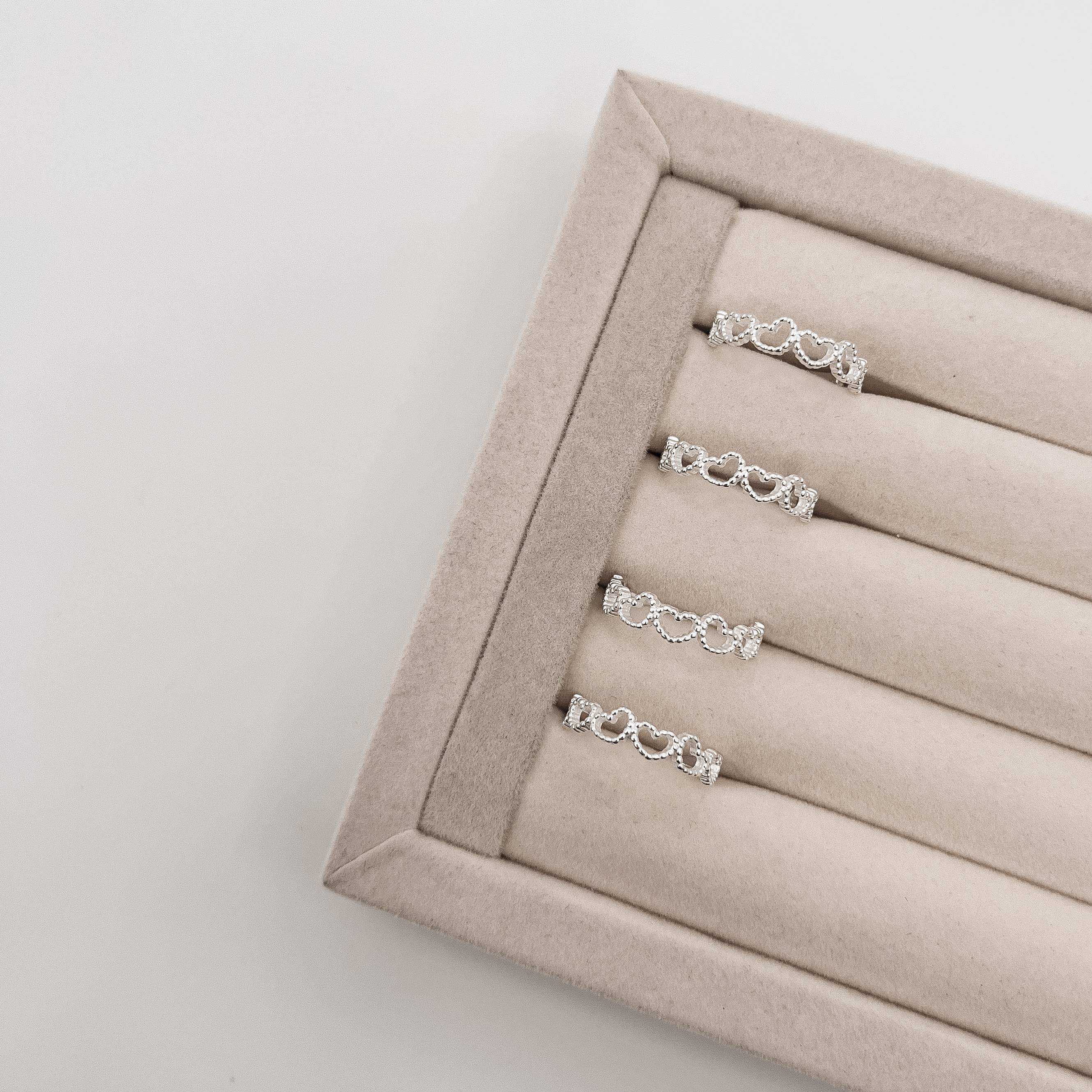 Imagem Secundária Anel corações vazados detalhe bolinha