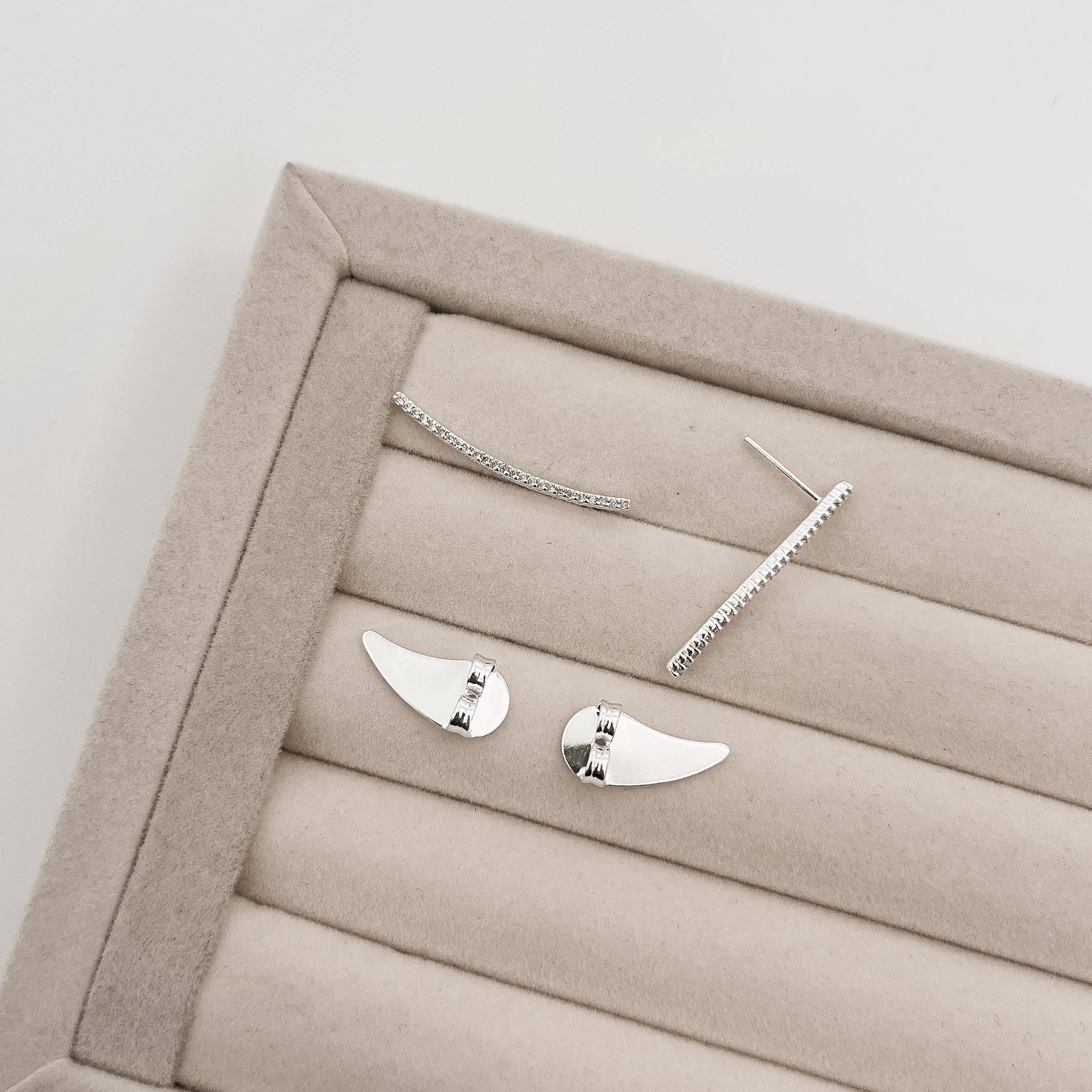 Imagem Brinco ear cuff curva cravejada cristal tarraxa