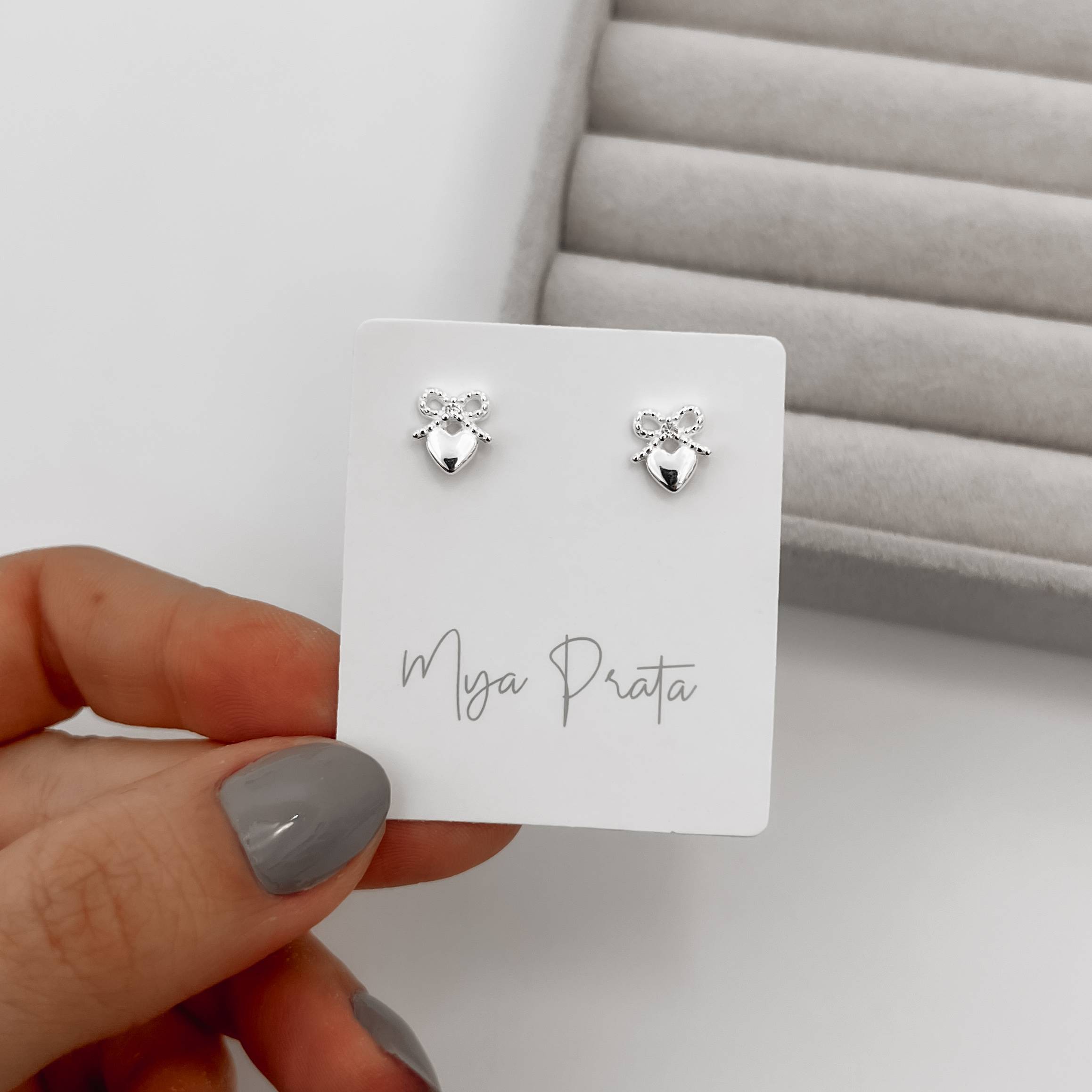 Imagem Brinco laço com zircônia e coração 8mm