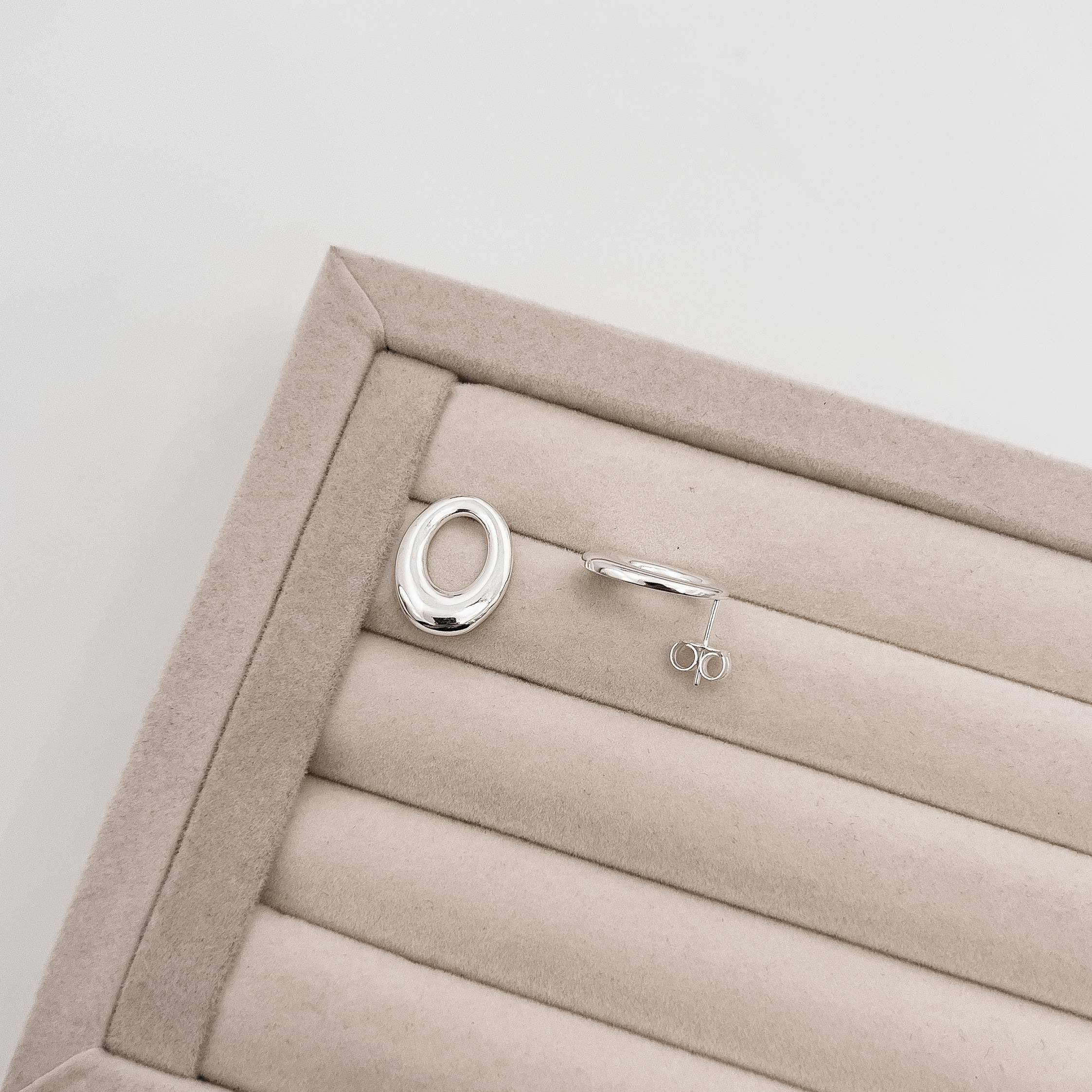 Brinco oval vazado 18mm