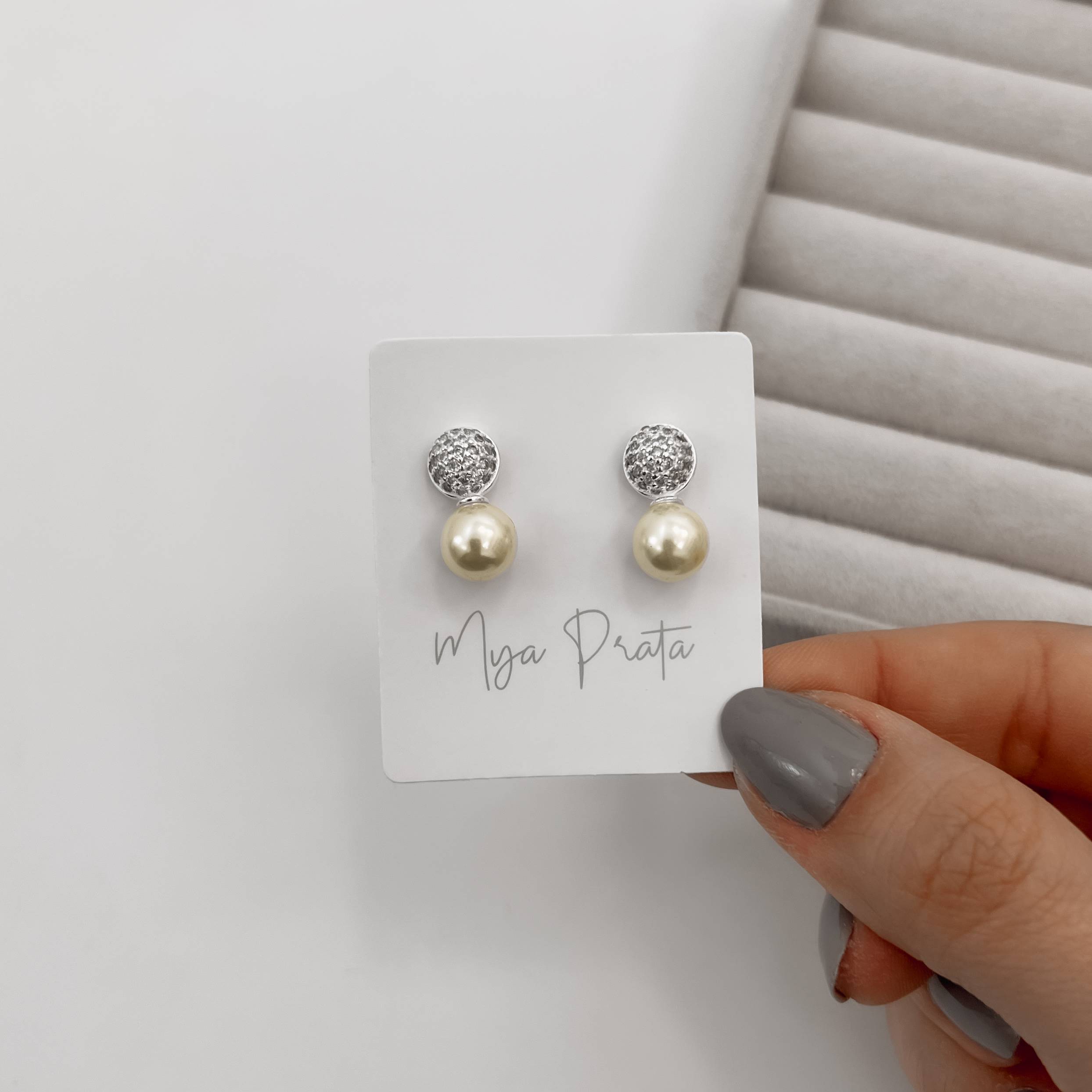 Imagem Secundária Brinco meia bola cravejada e pérola 17mm