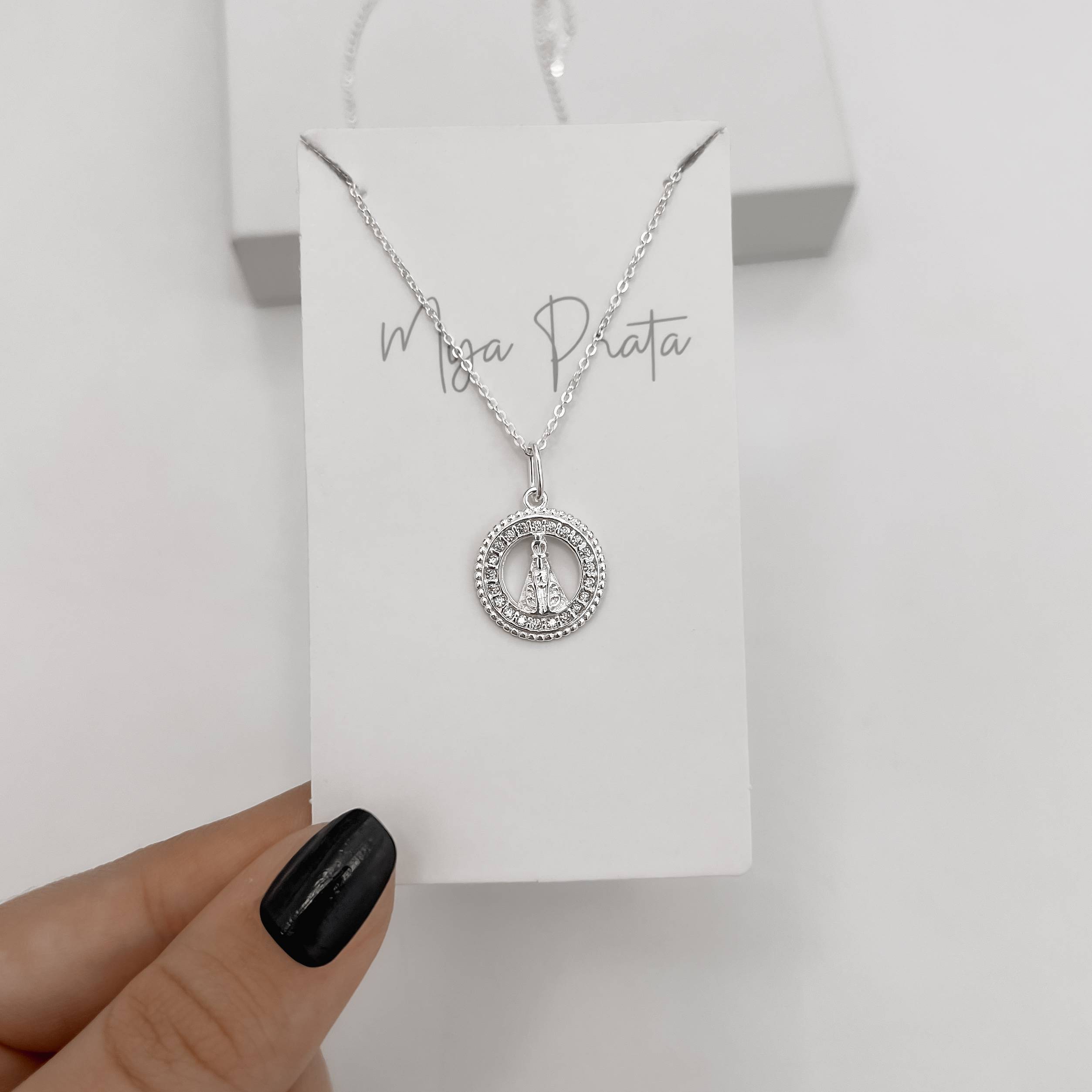 Imagem Secundária Colar pingente medalha vazada Nsa. Sra. Aparecida cravejada 15mm corrente cadeadinho 45cm