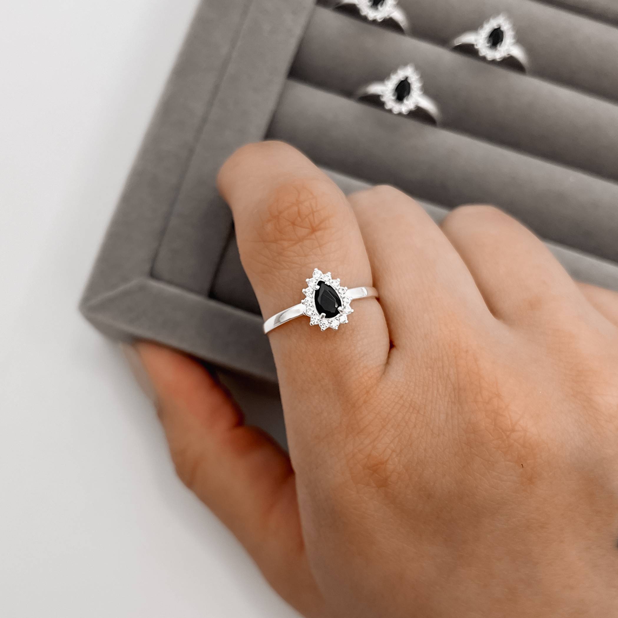 Imagem Secundária Anel zircônia gota ônix com cravejado