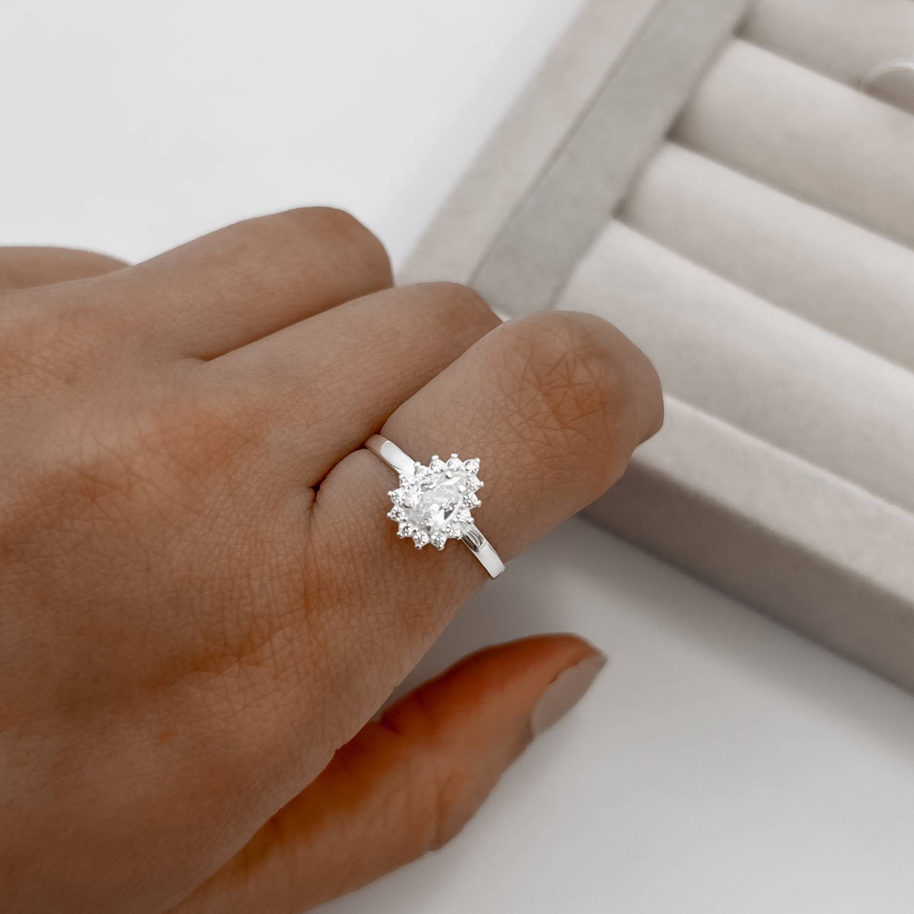 Imagem Secundária Anel zircônia gota cristal com cravejado