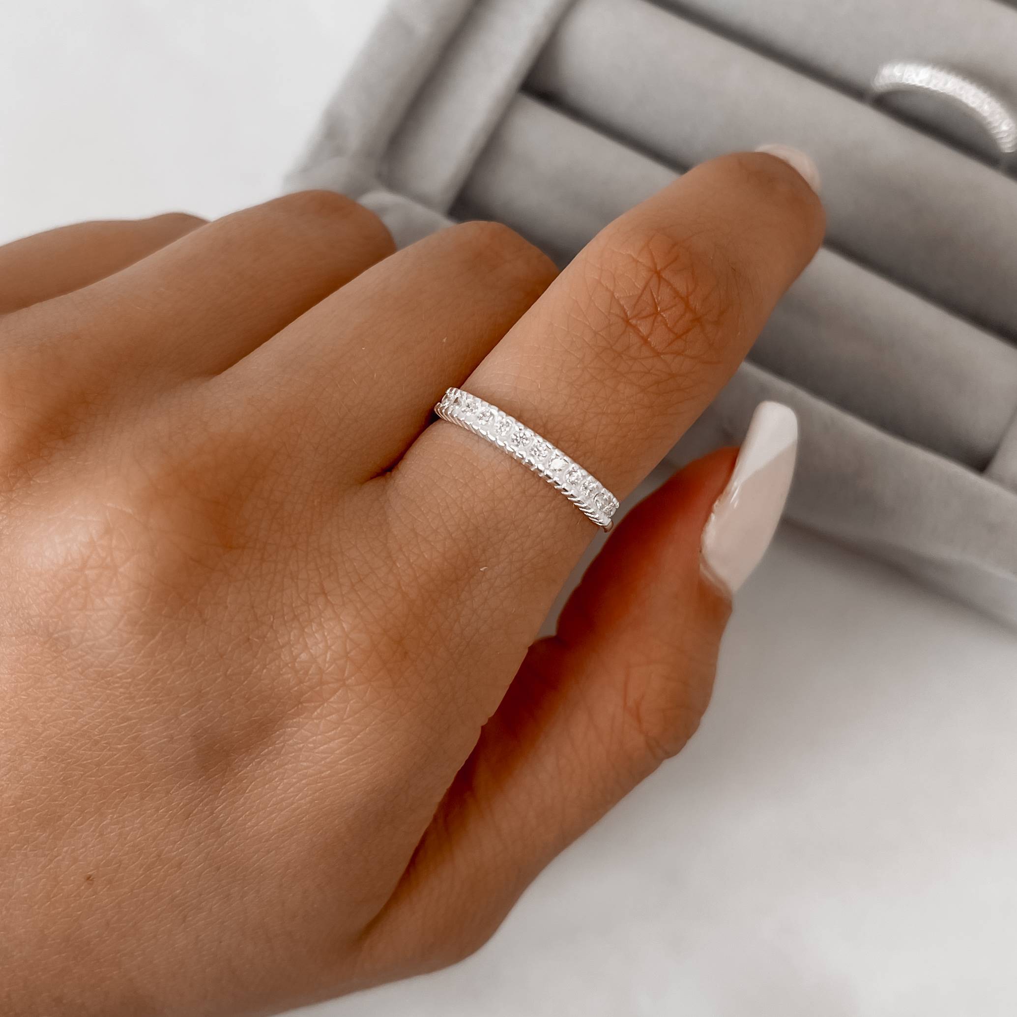 Anel meia aliança cristal detalhe riscado