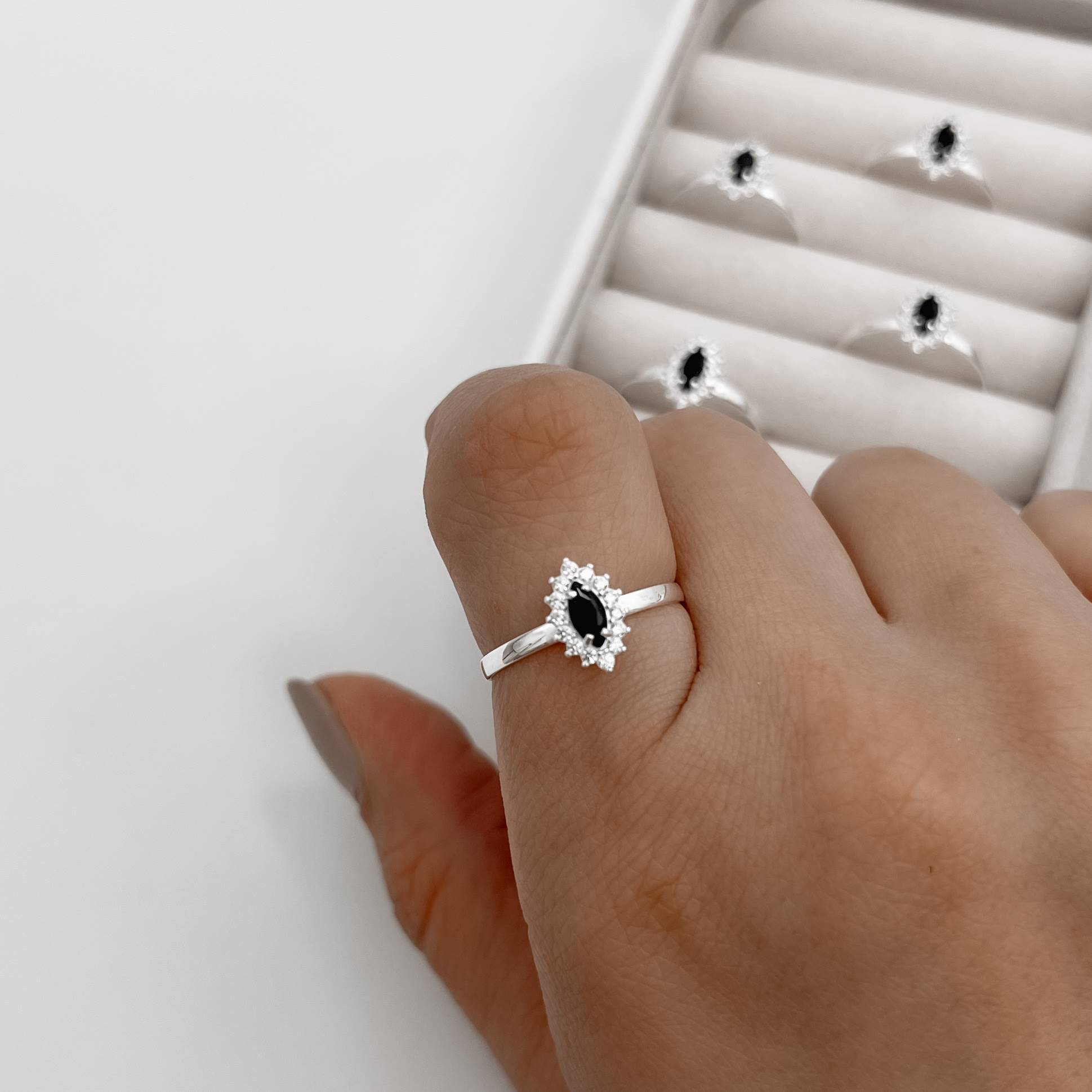 Imagem Anel zircônia navete ônix com cravejado