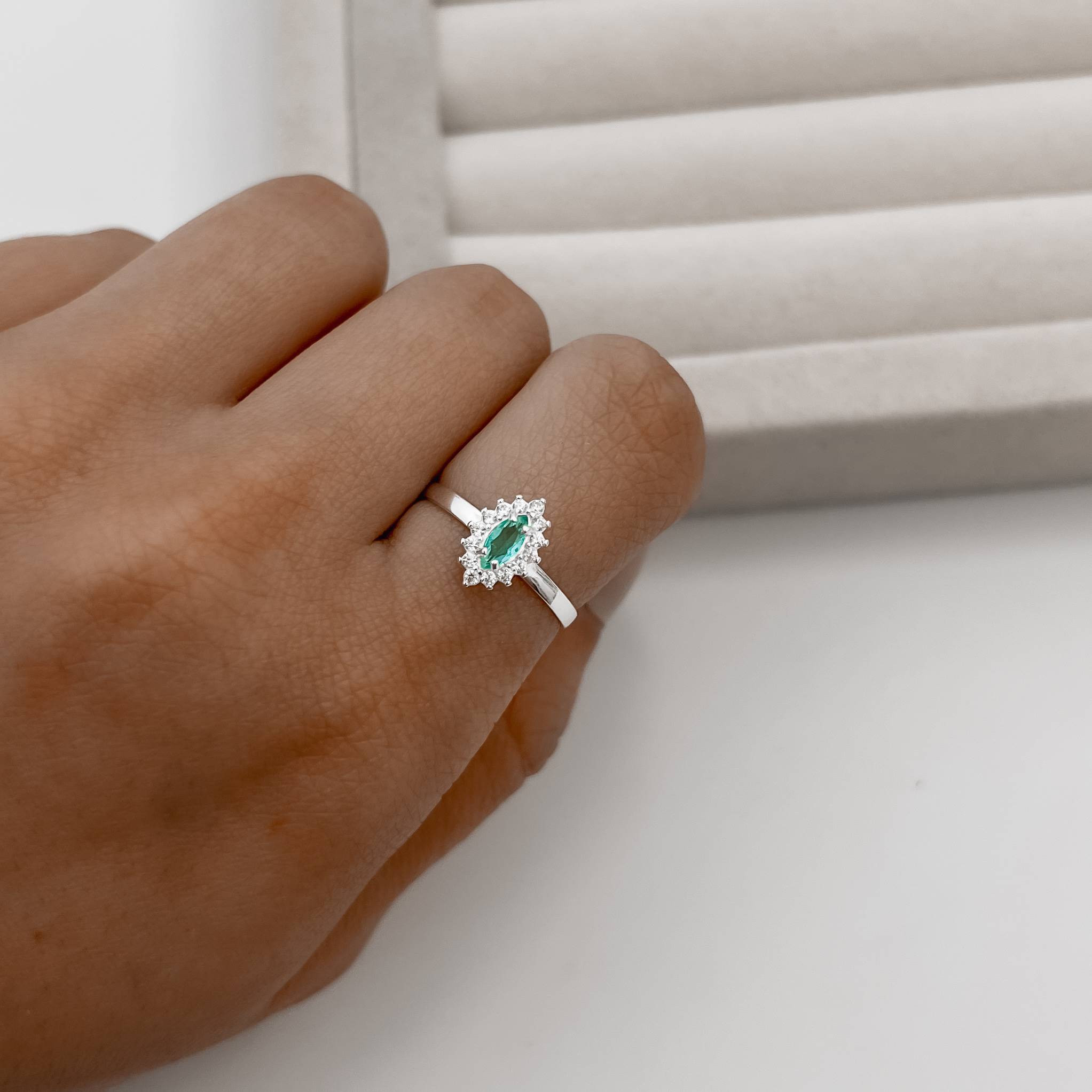 Imagem Secundária Anel zircônia navete acqua com cravejado