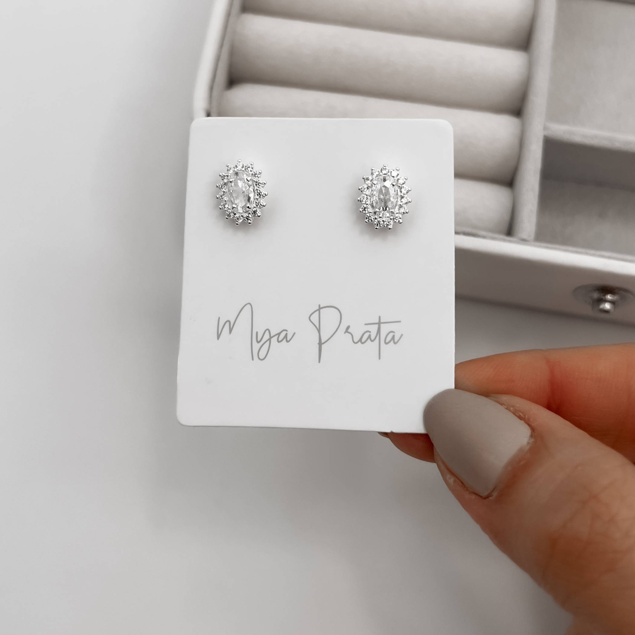 Imagem Brinco zircônia oval com cravejado 10mm