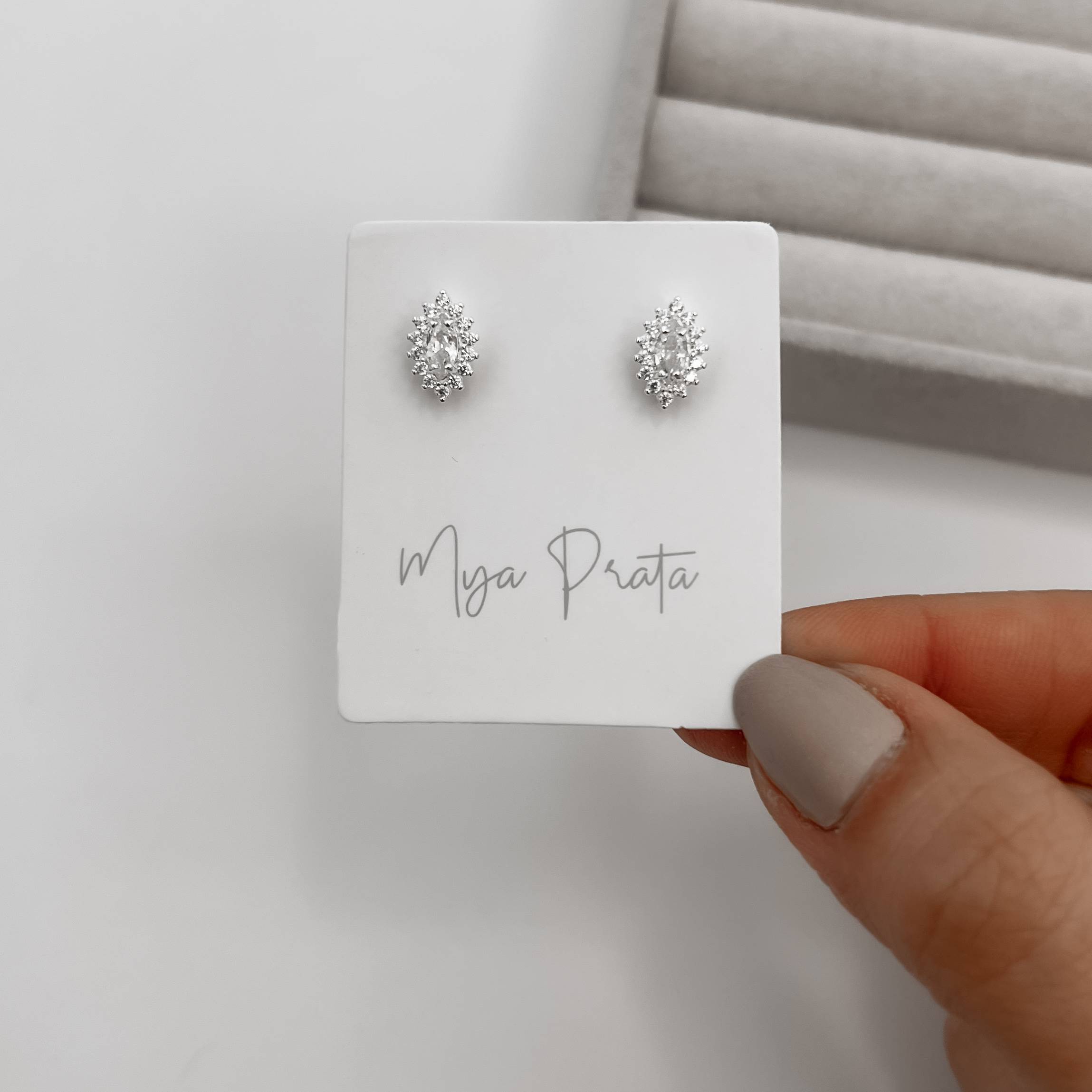 Brinco zircônia navete com cravejado 10mm