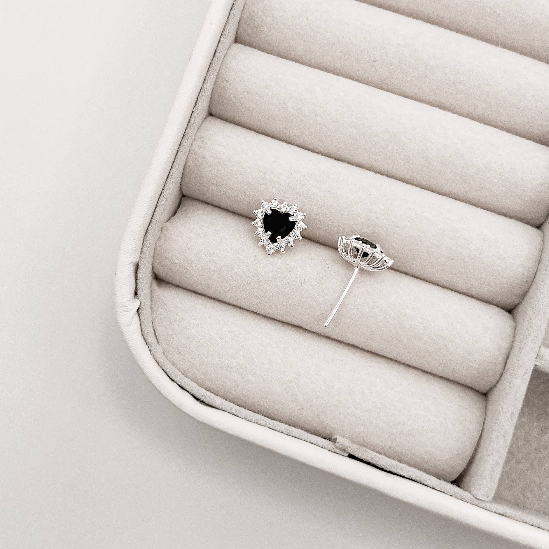 Brinco zircônia coração ônix com cravejado 9mm