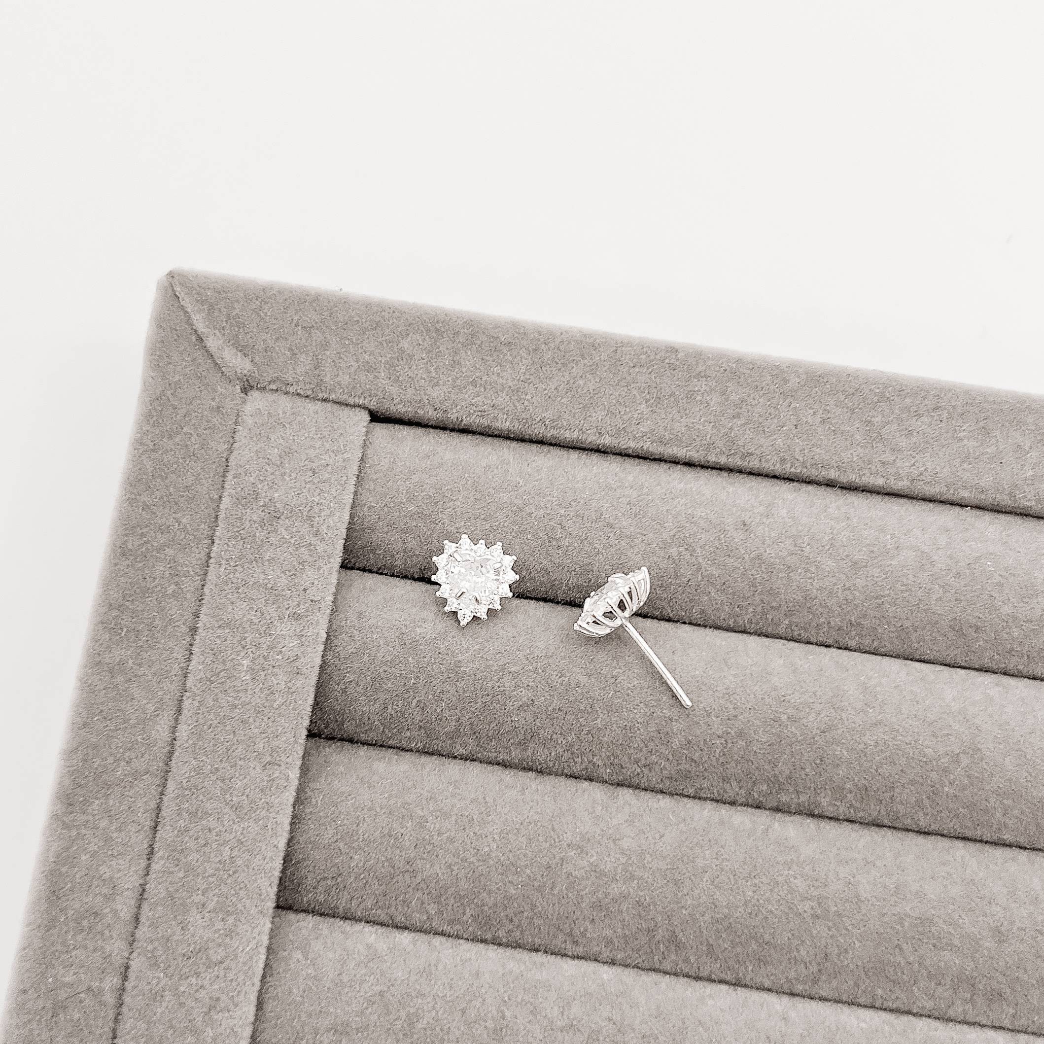 Brinco zircônia coração com cravejado 9mm