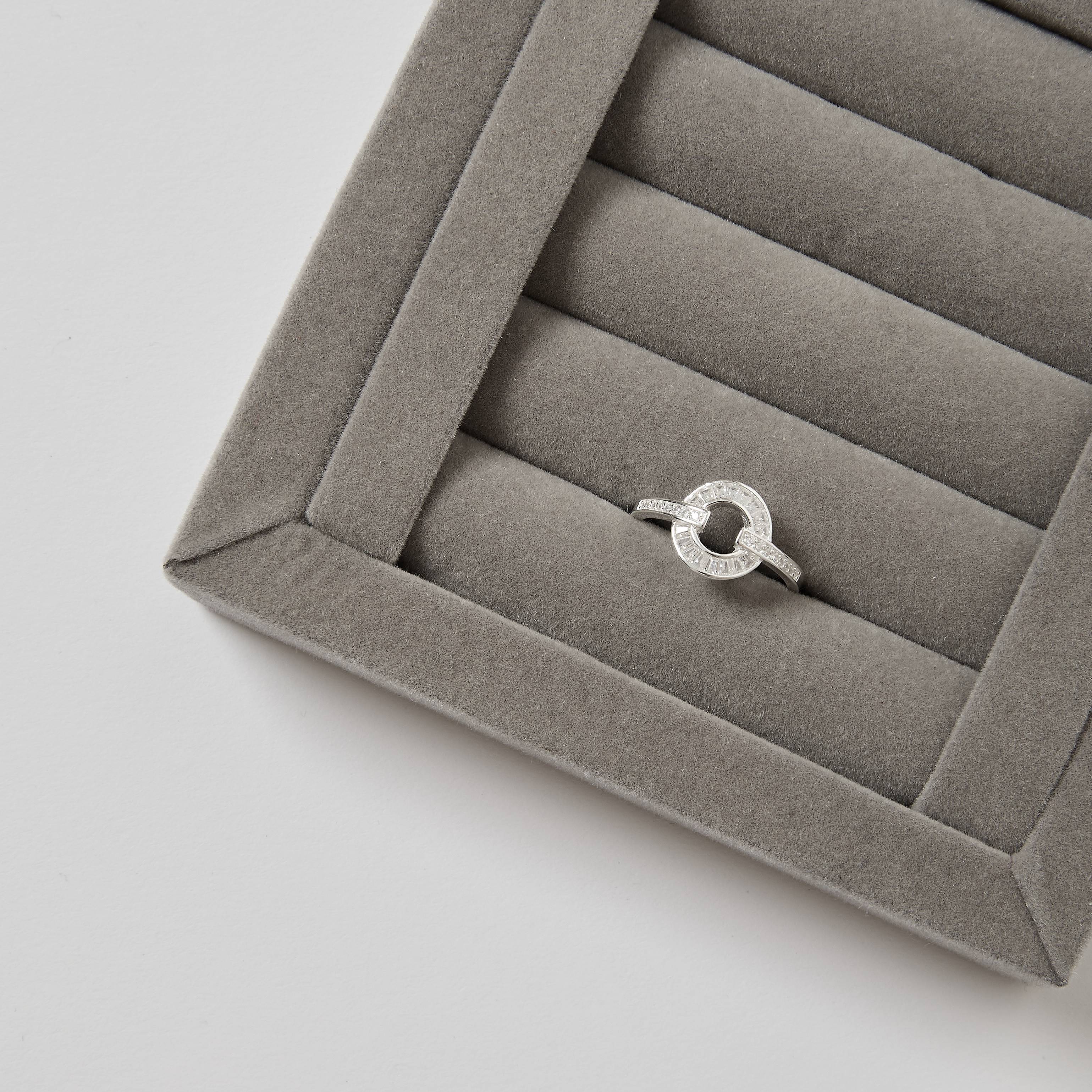 Imagem Anel círculo vazado com zircônias retangulares e cravejado lateral