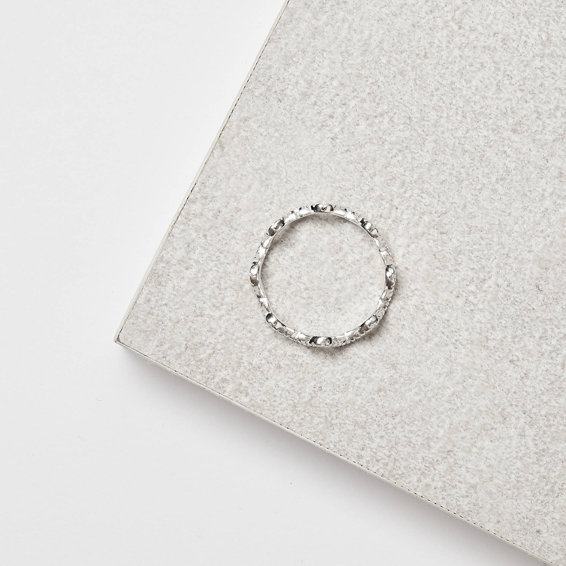 Imagem Secundária Anel fio ondulado cravejado 