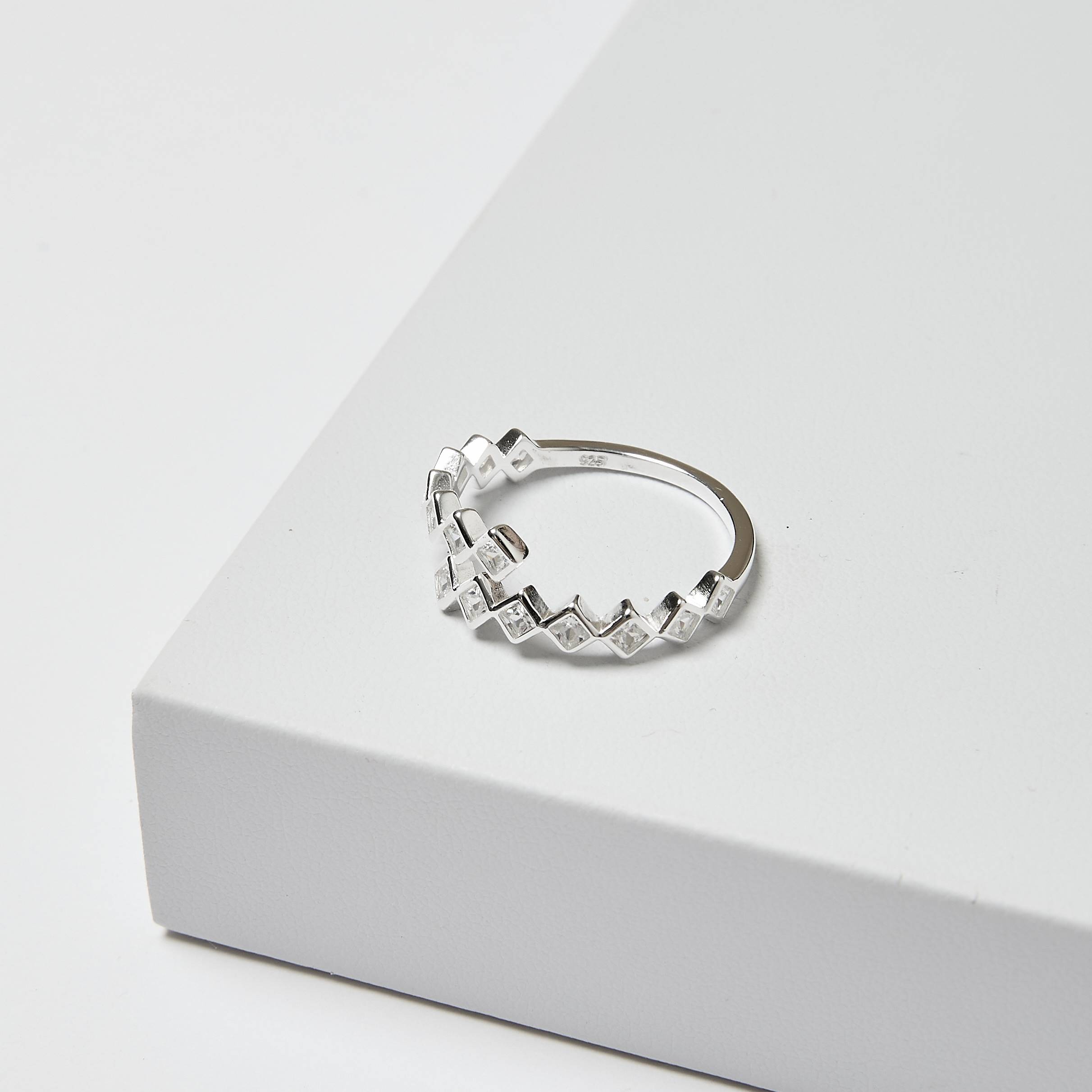 Imagem Secundária Anel aberto losangos cravejados