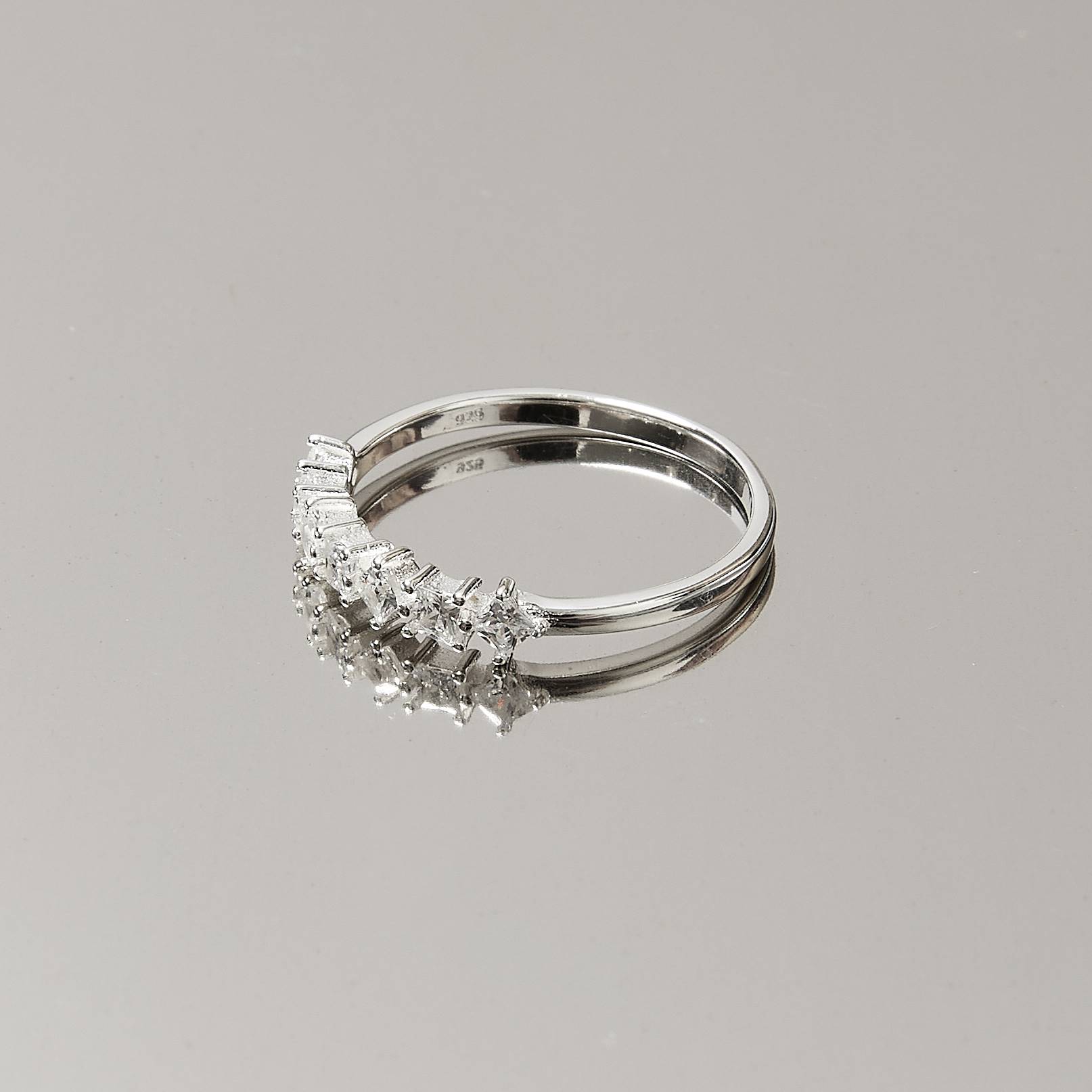 Imagem Secundária Anel meia aliança cravejada de zircônias losango e quadrada