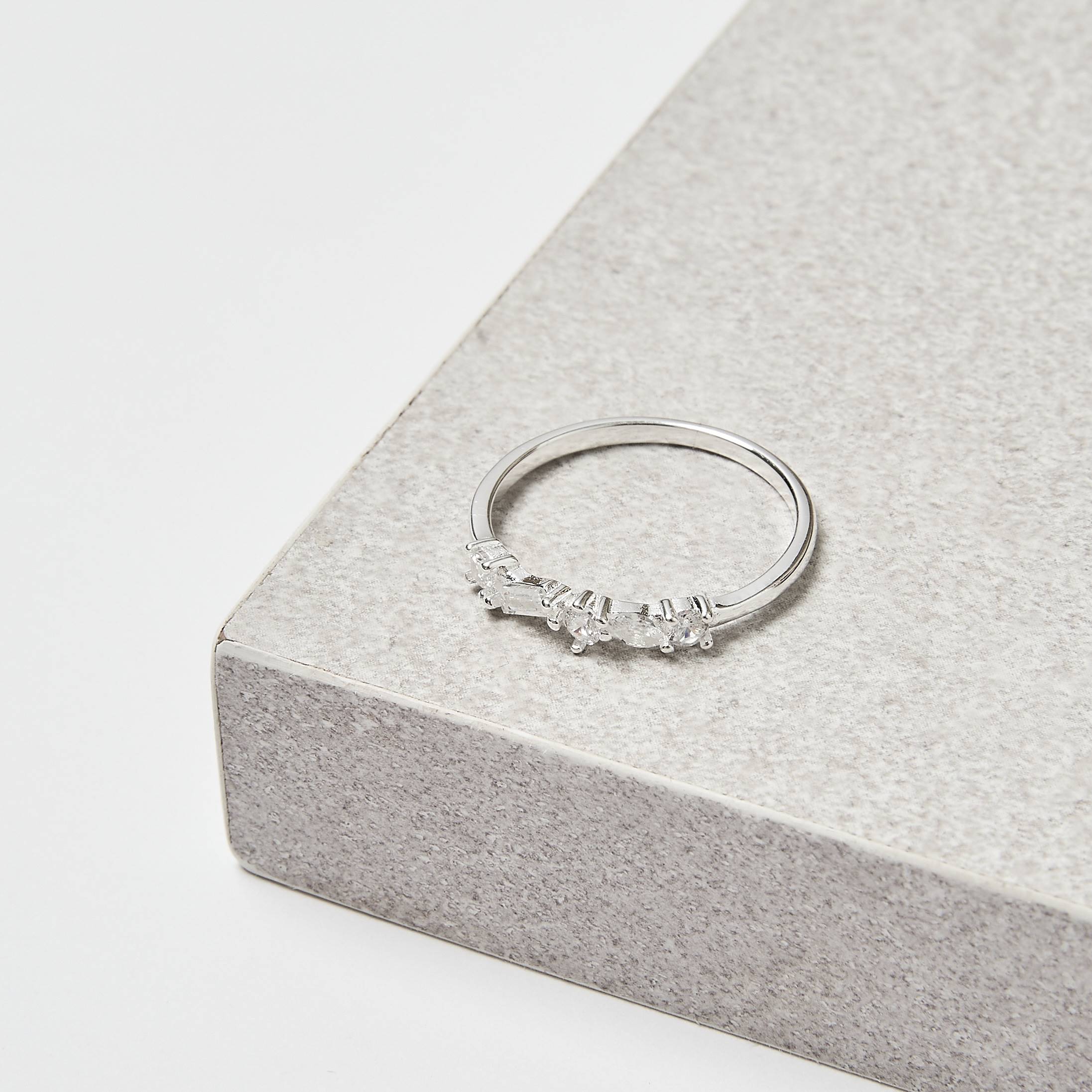 Imagem Anel meia aliança cravejada de zircônias redonda, retangular e navete