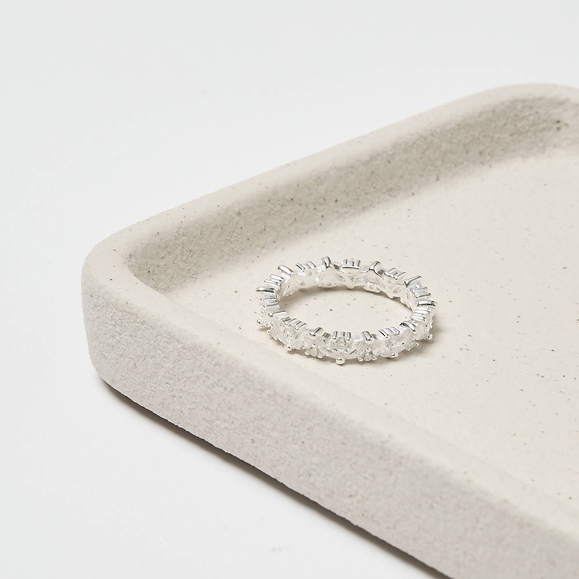 Imagem Secundária Anel cravejado de zircônias navete e redonda