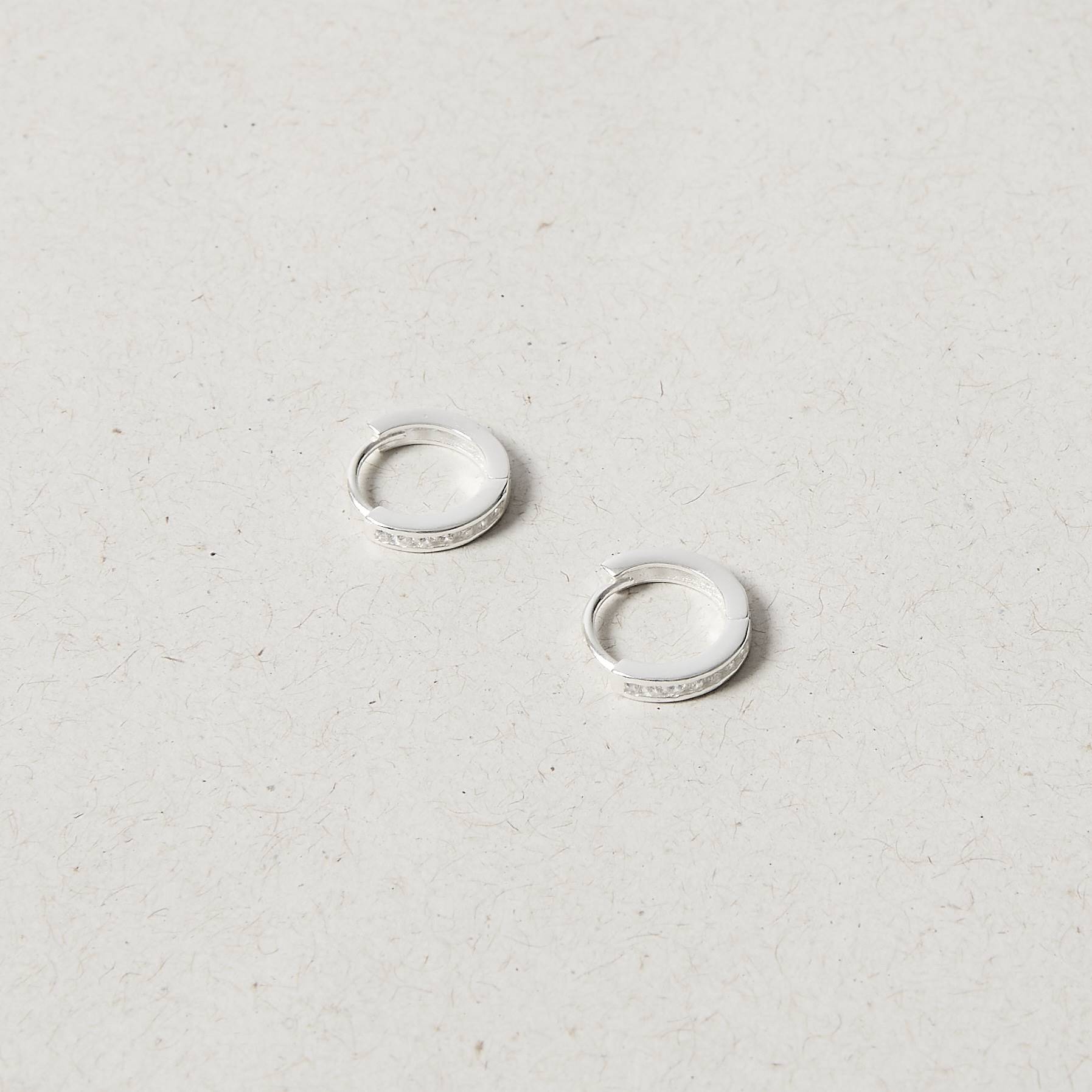 Argola click redonda cravejada 11mm detalhe corações