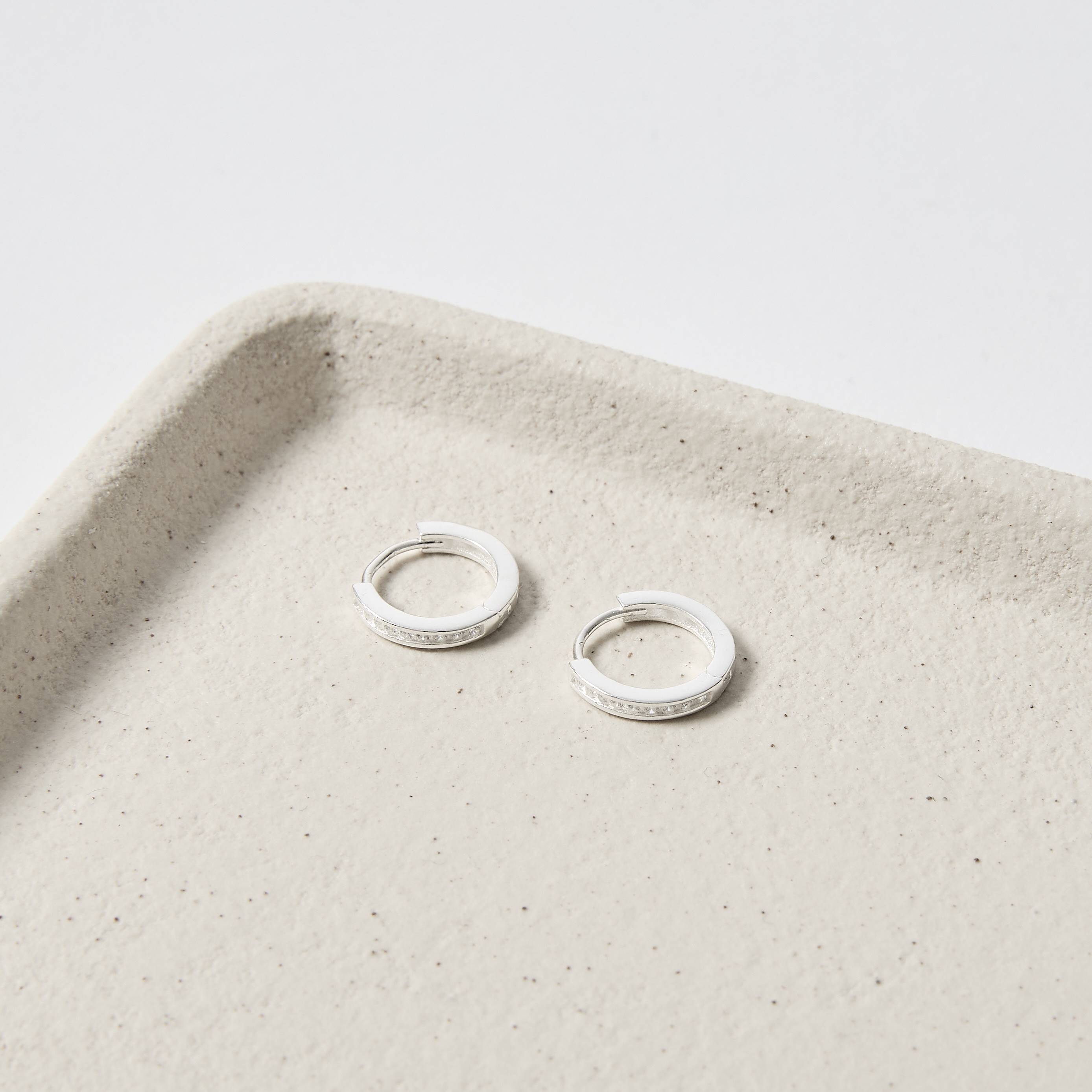 Imagem Secundária Argola click redonda cravejada 13mm detalhe corações