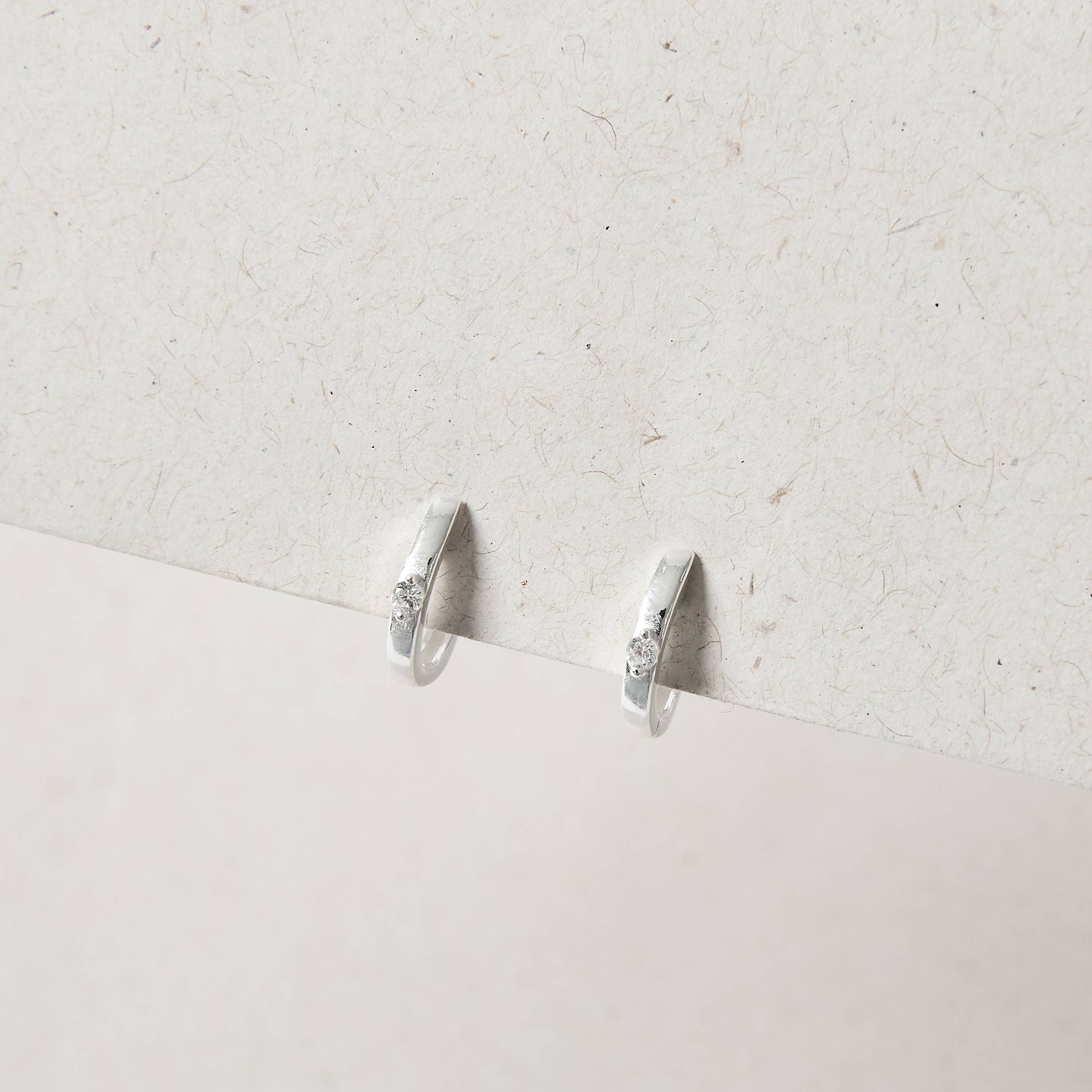 Argola click detalhe zircônia 10mm 