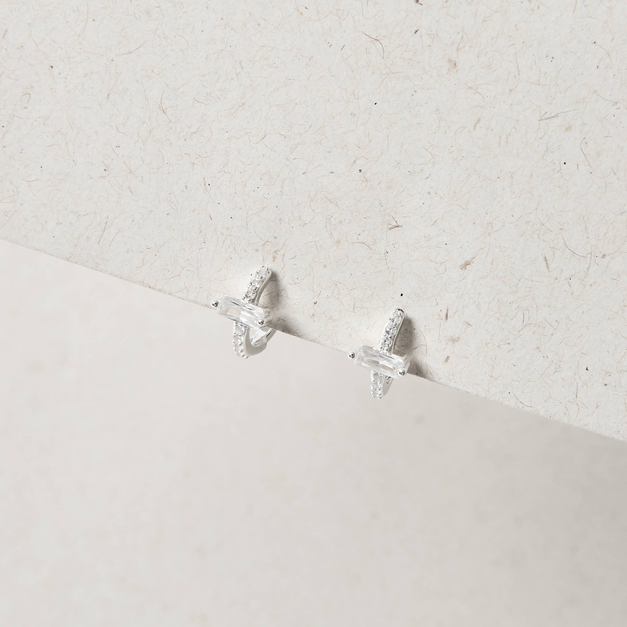 Argola click zircônia retangular com cravejado 11mm